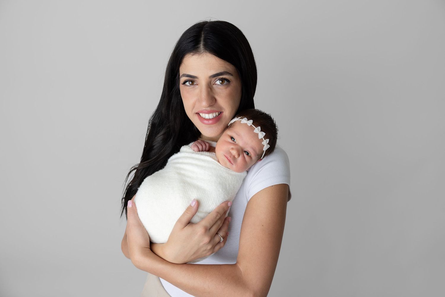 צילום ניו בורן של תינוק בסטודיו
צילומי ניו בורן לתינוקת
צילום תינוק ומשפחה בסטודיו