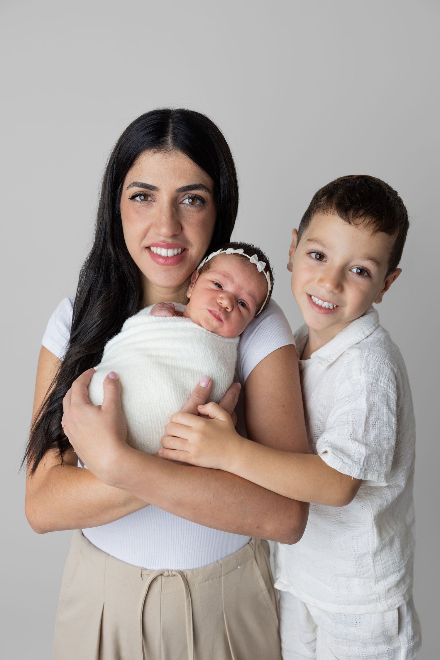 צילום ניו בורן של תינוק בסטודיו
צילומי ניו בורן לתינוקת
צילום תינוק ומשפחה בסטודיו