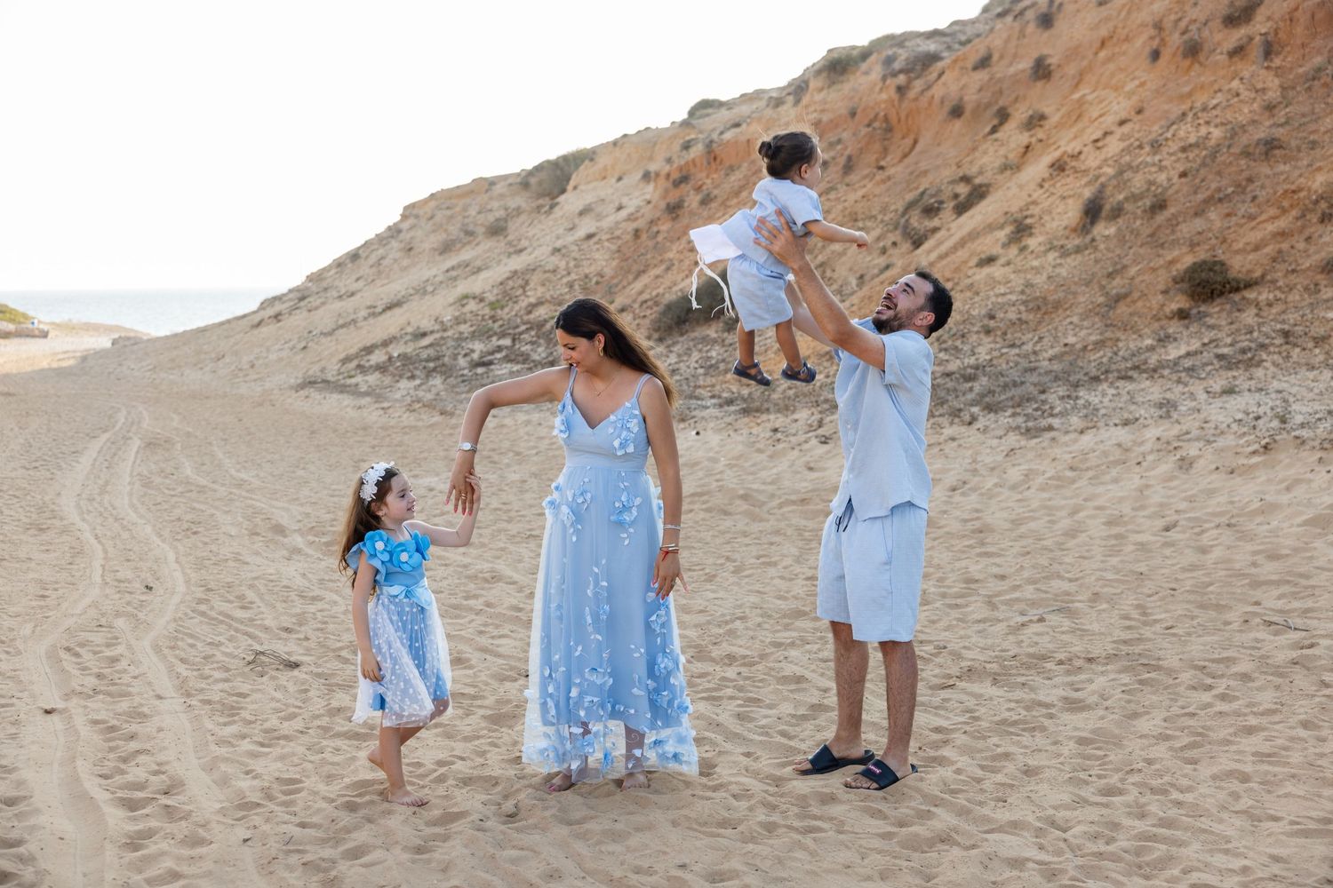 צילומי משפחה טבעיים בסטודיו
צילום משפחה עם ילדים
צילומי משפחה בטבע
