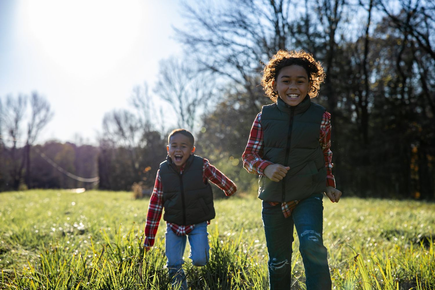 2 children playing in a field