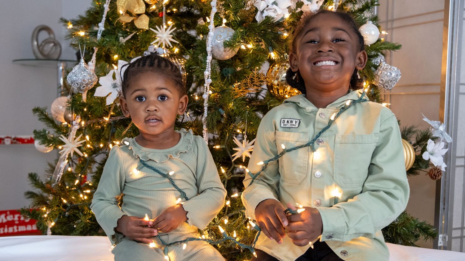 christmas-camera-photos-portrait-siblings