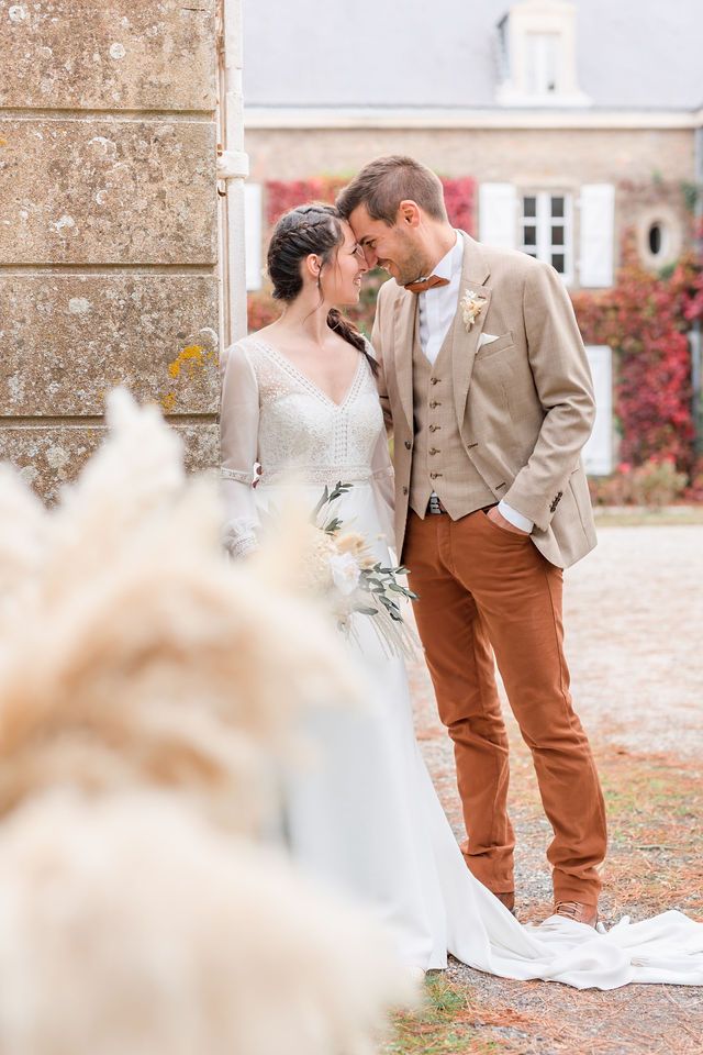 Dreamy wedding sequence with pampas grass decorations and historic building backdrop.