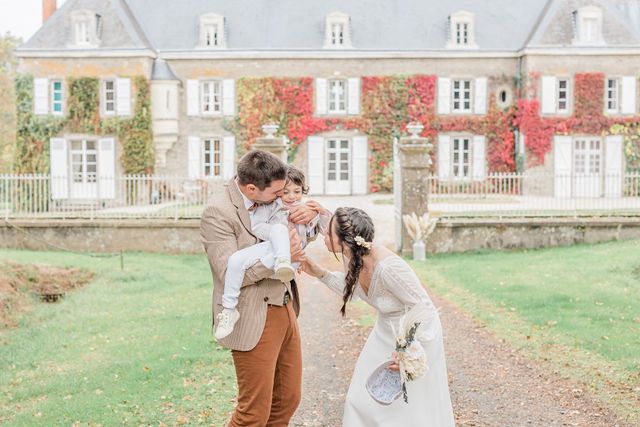 Romantic wedding scene in front of an elegant chateau with red ivy climbing the walls.