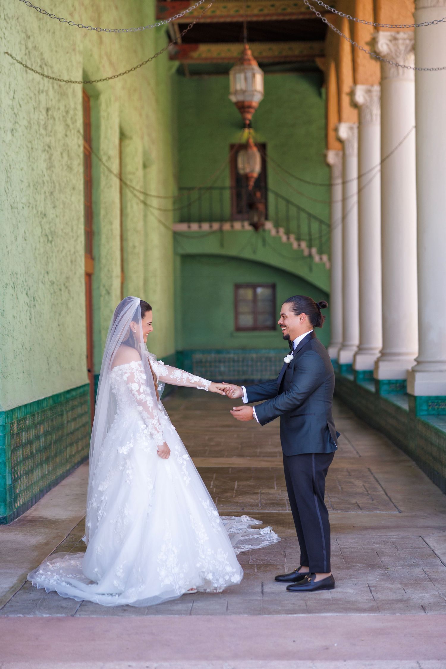 A romantic dance framed by Vizcaya’s historic archways.