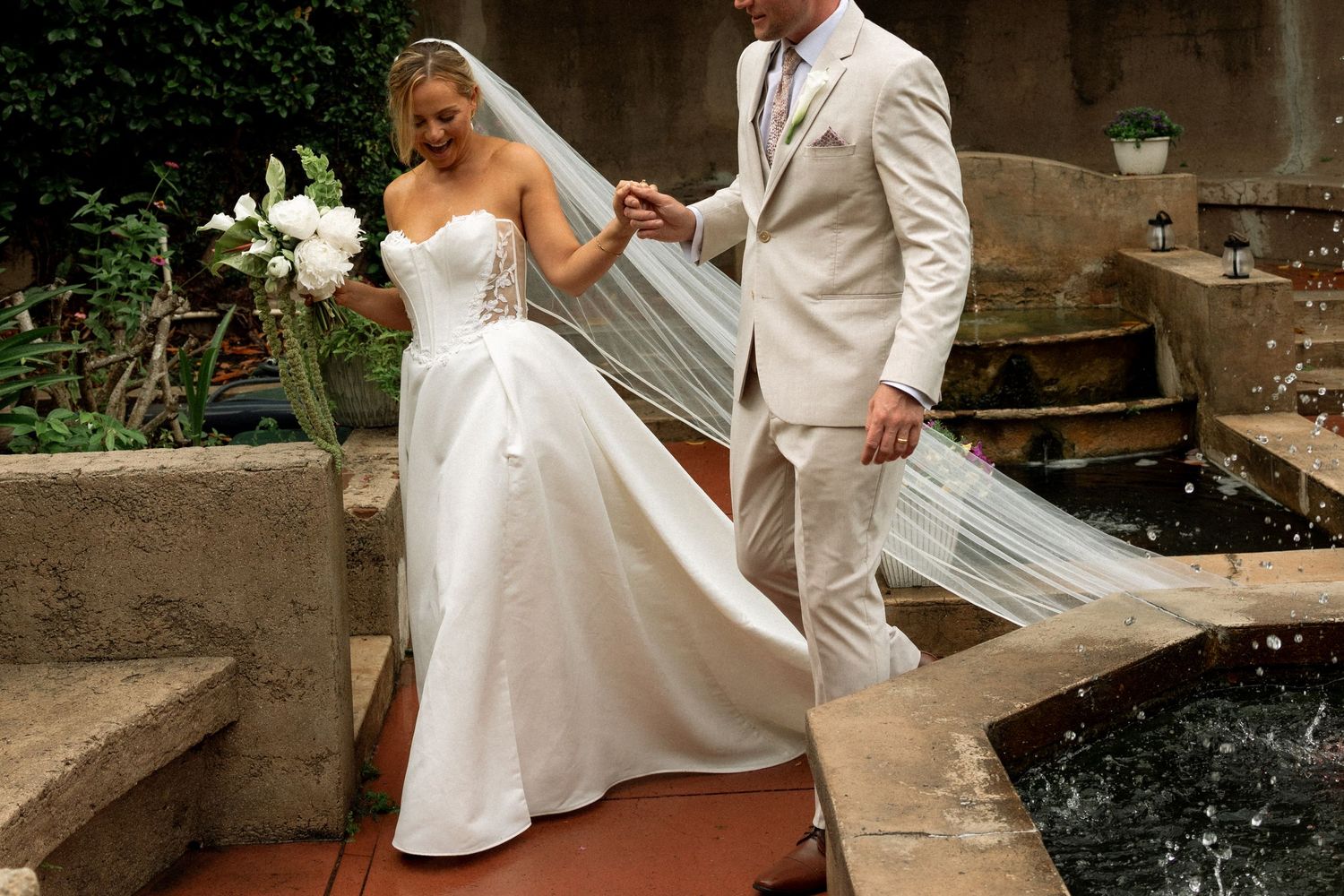 Sydonie Mansion bride and groom photos in the garden
