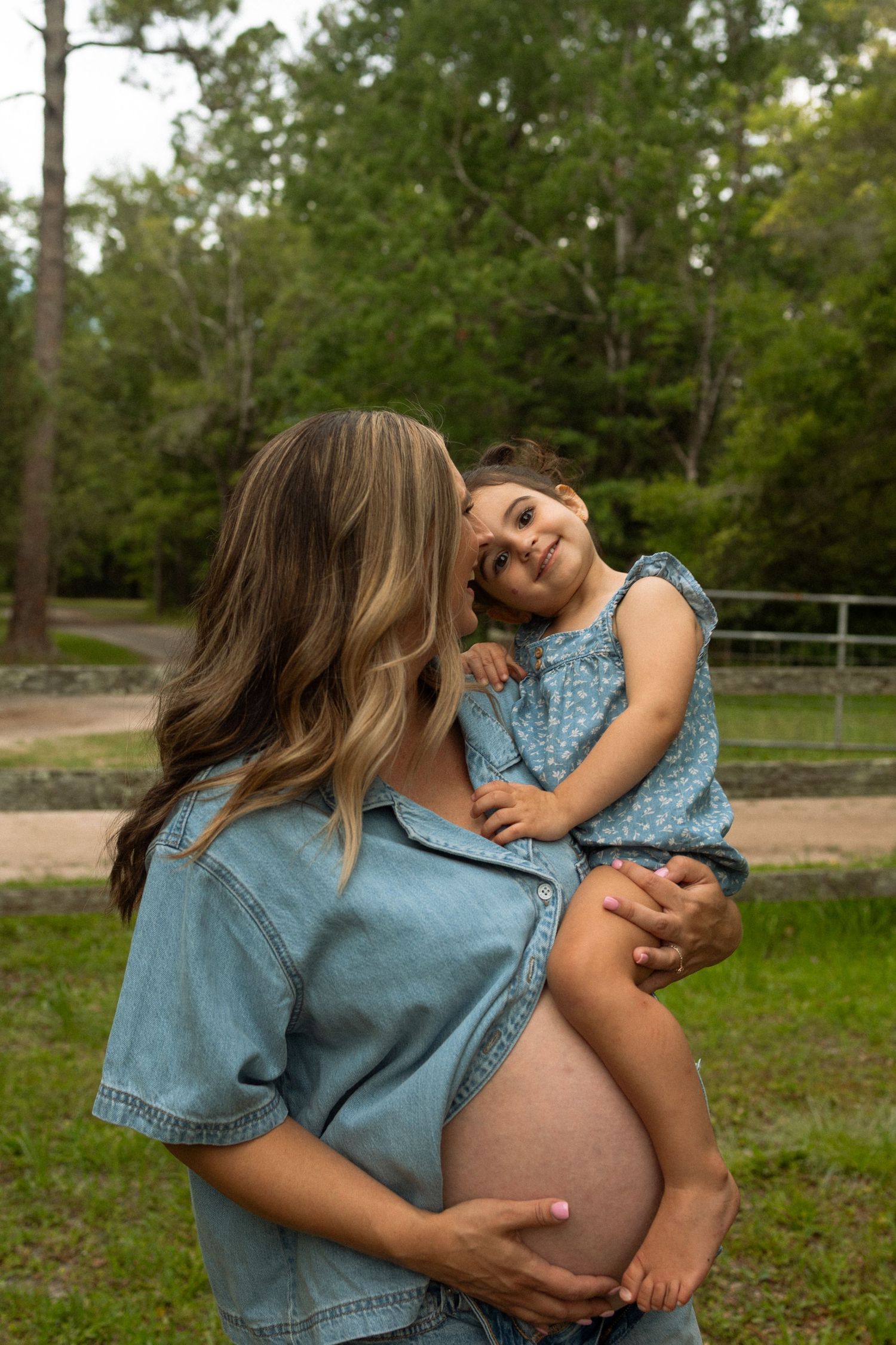 Documentary-style maternity portraits in backyard setting
