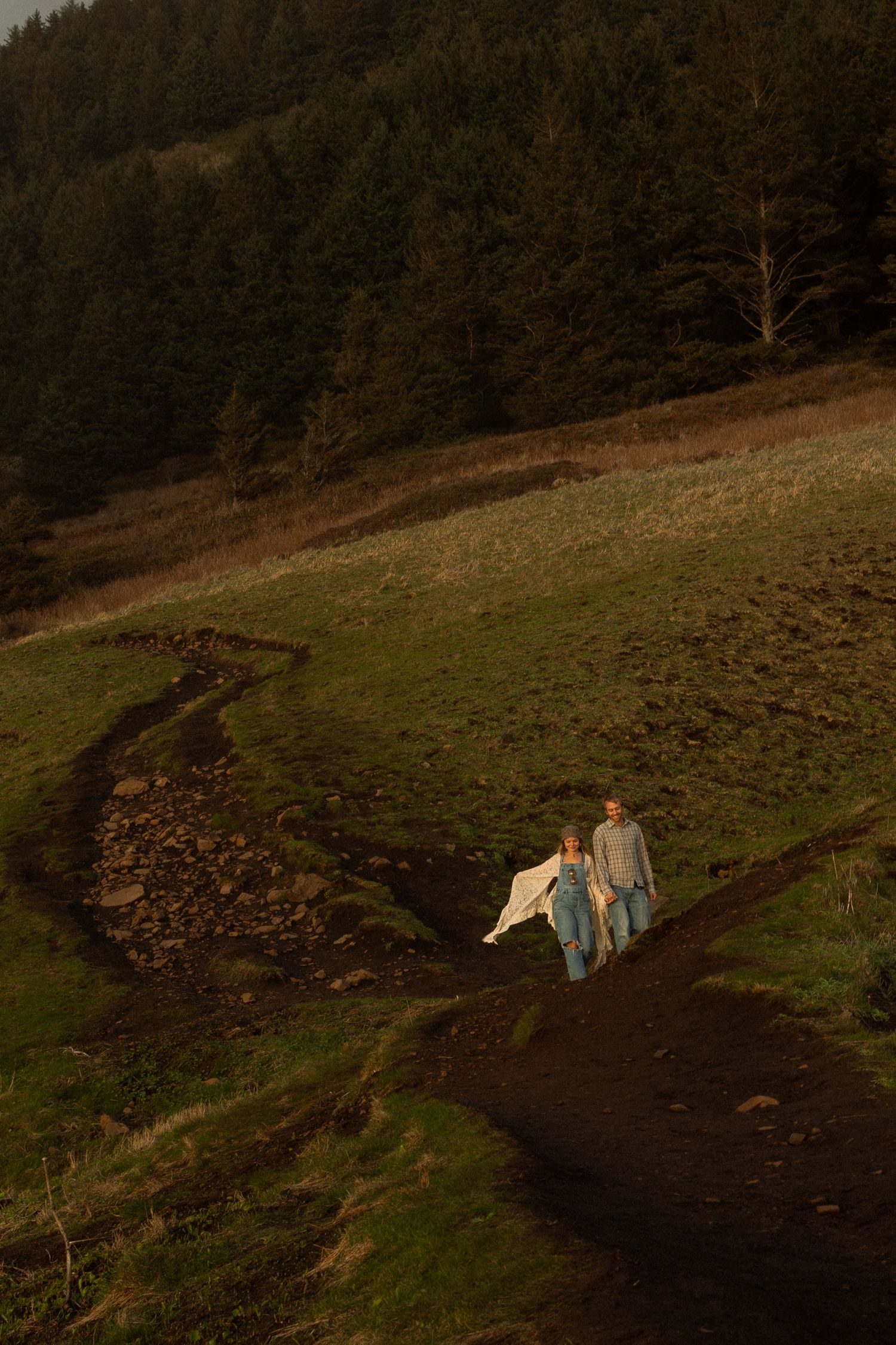 Oregon cliffside couples photoshoot