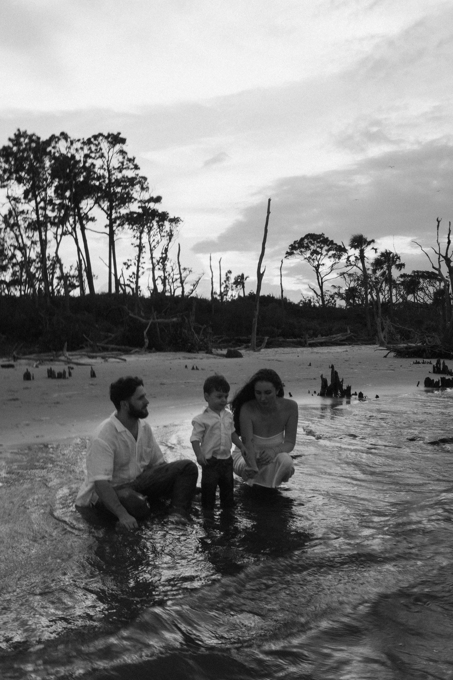 north east Florida photographer capturing family photos by the water