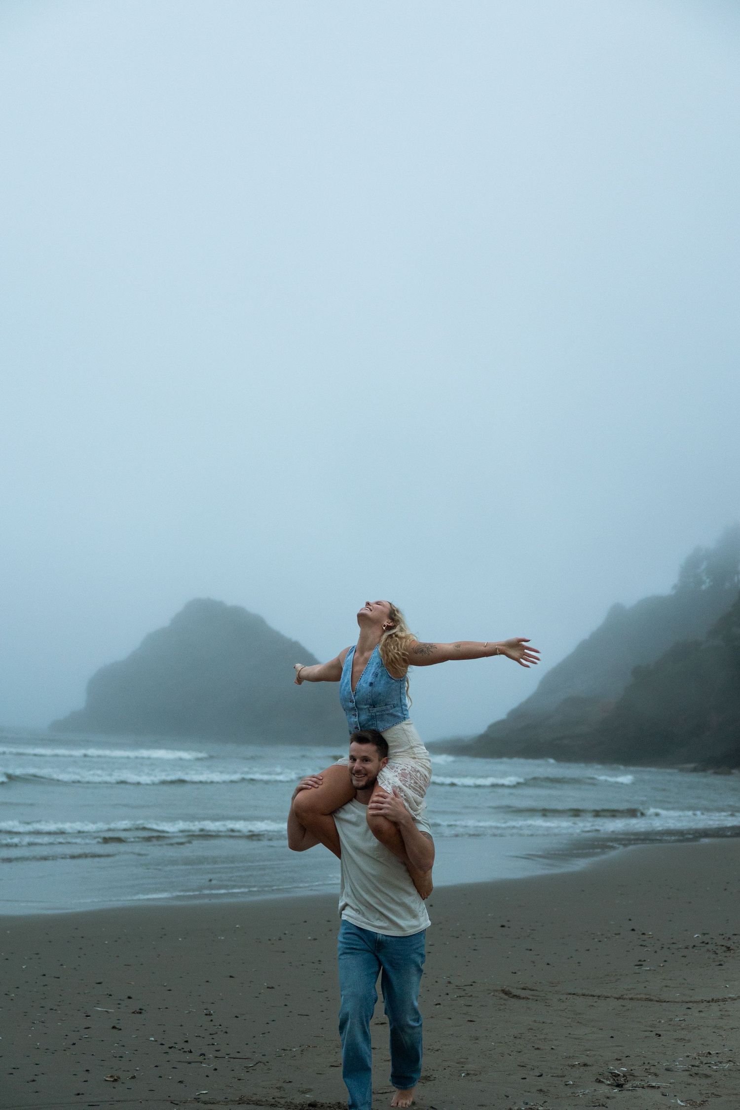 Engagement session on the Oregon coast overlooking the ocean