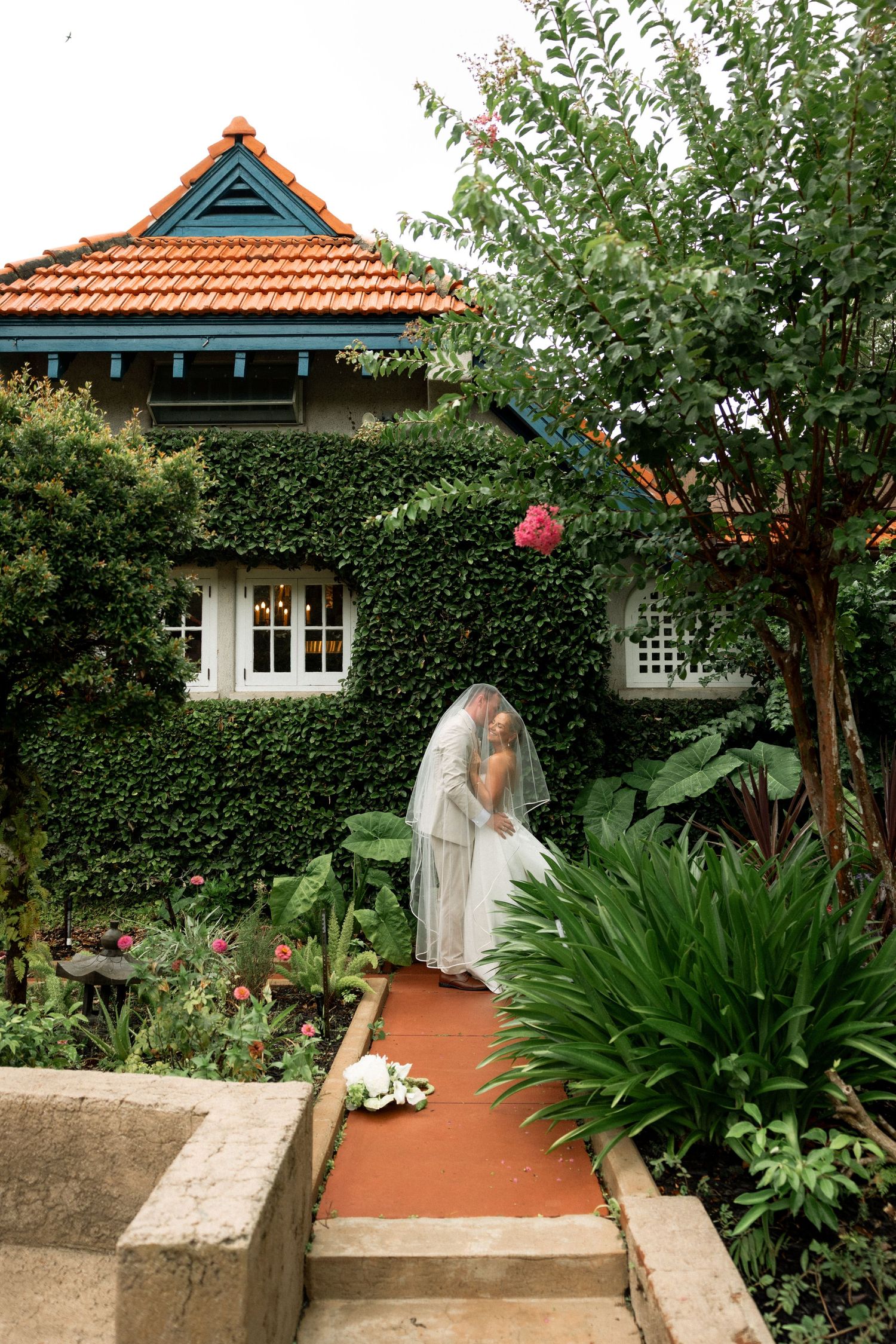 Sydonie Mansion garden photos of bride and groom