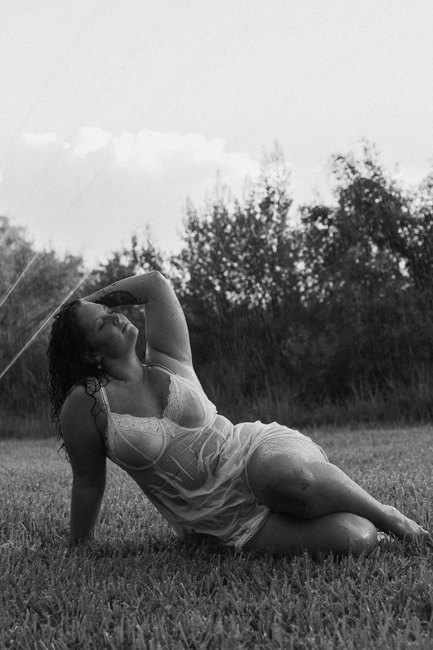 romantic backyard sprinkler portrait photoshoot