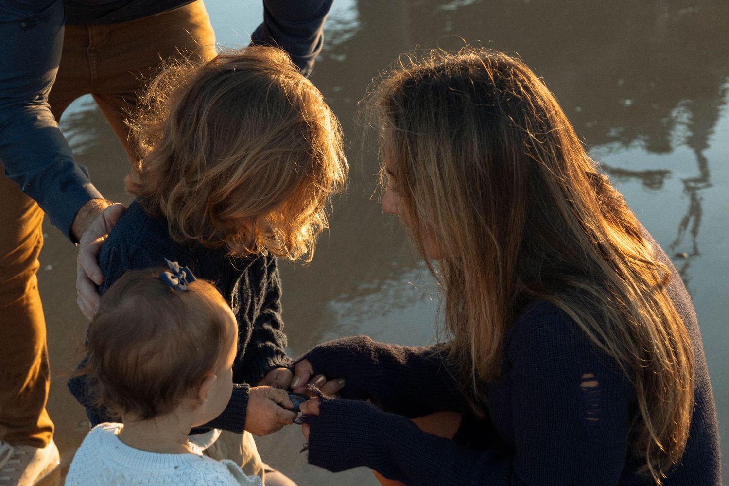 capturing the small in between moments of a family photoshoot beachside