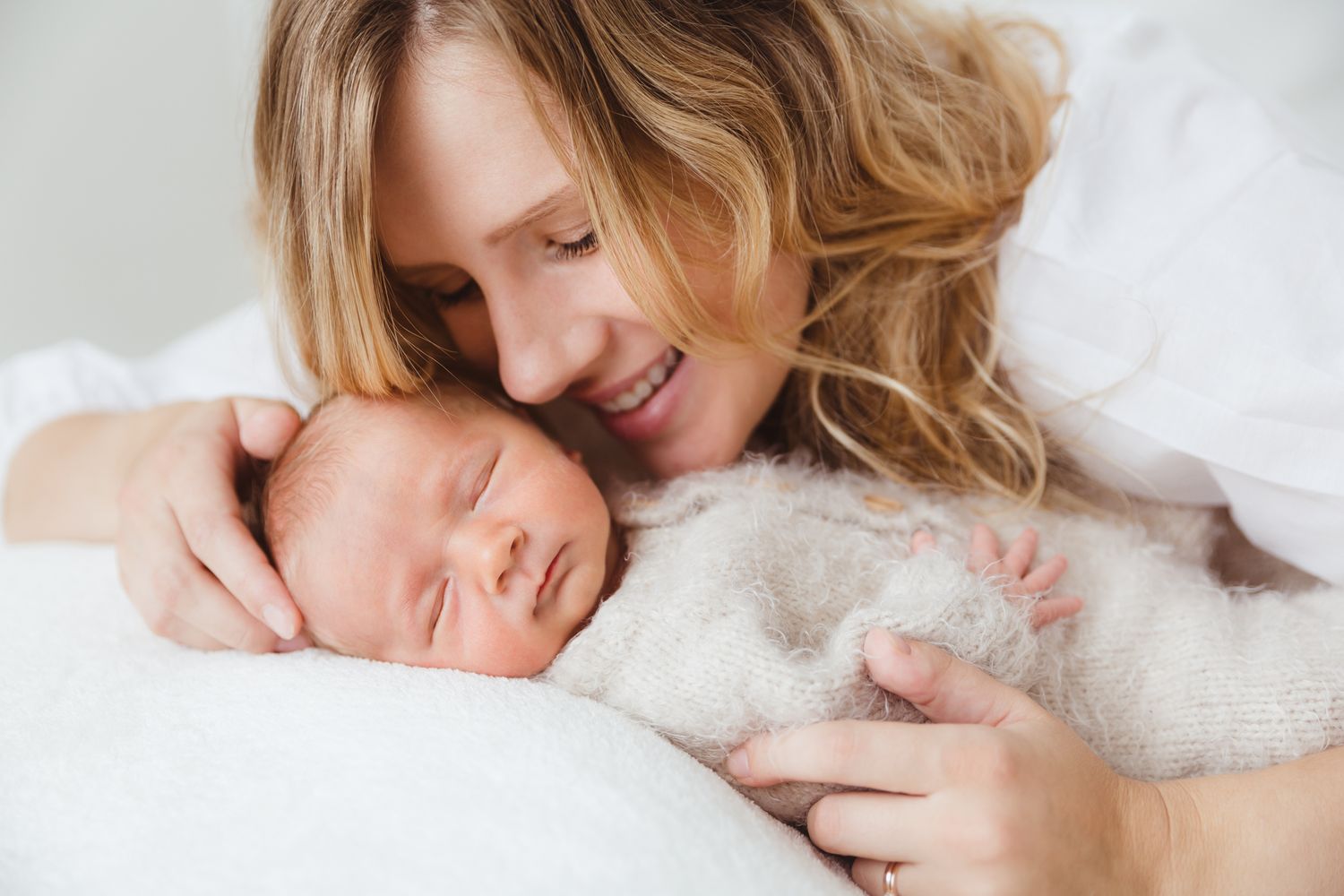 Autentické newborn fotenie a prirodzené emócie v Bratislave. 10 rokov praxe  Domi Bobák – bezpečie a pokoj. mama a dieta v objati