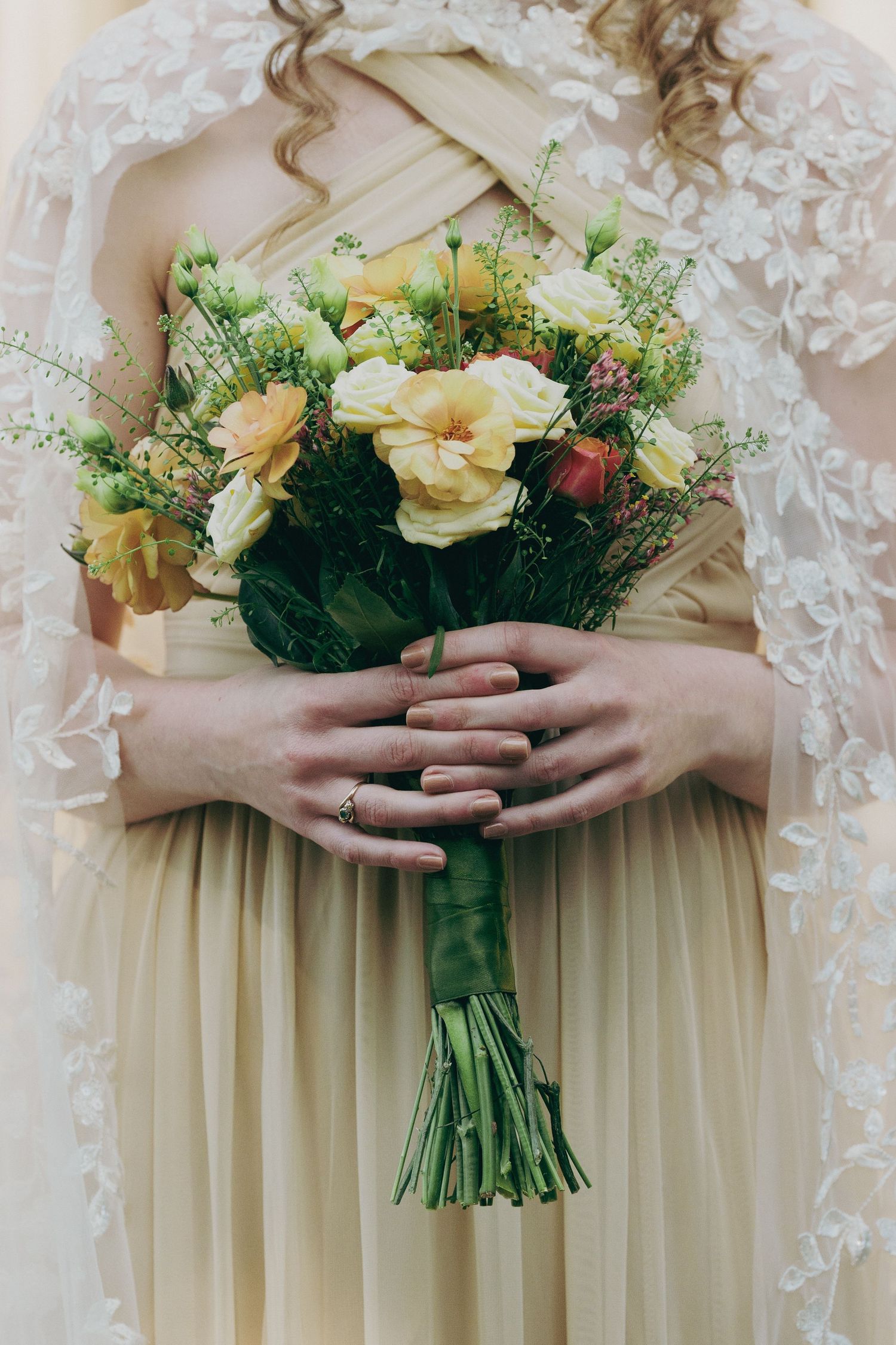 bride hold flowers