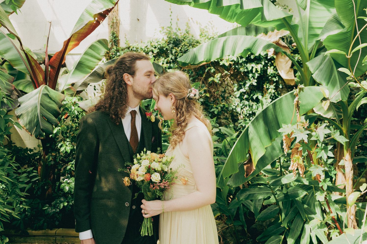 couple in the botanical gardens