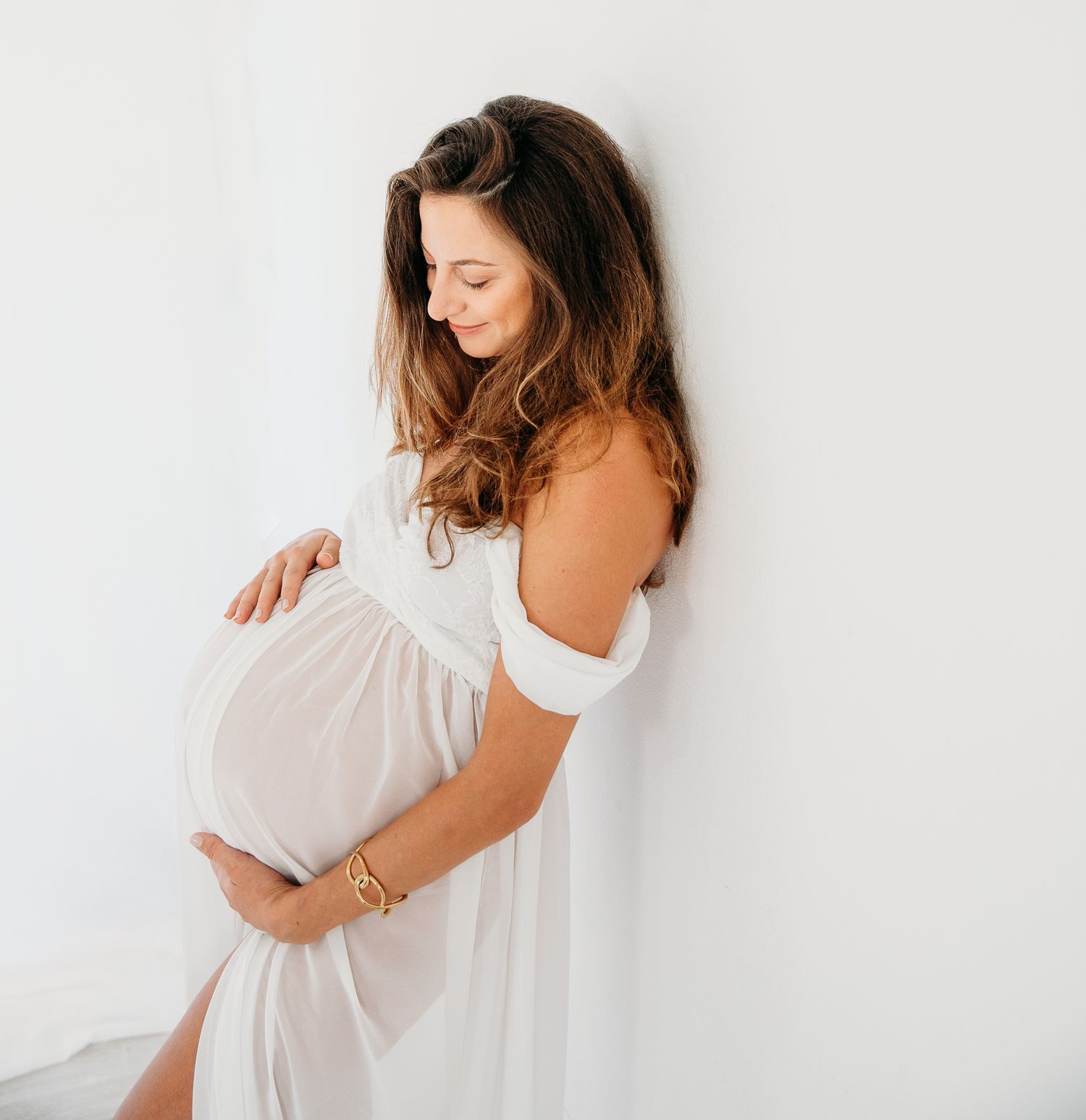 Pure, elegant, pregnancy photo