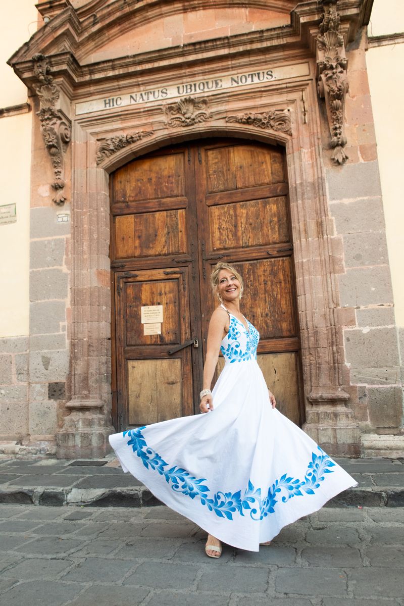 Destination wedding photographer Lorraine Daley photographs bride in San Miguel de Allende Mexico.