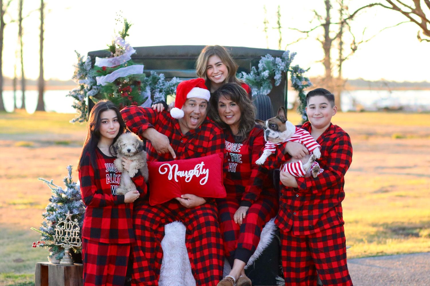 Family Christmas portrait session outdoors in Virginia Beach