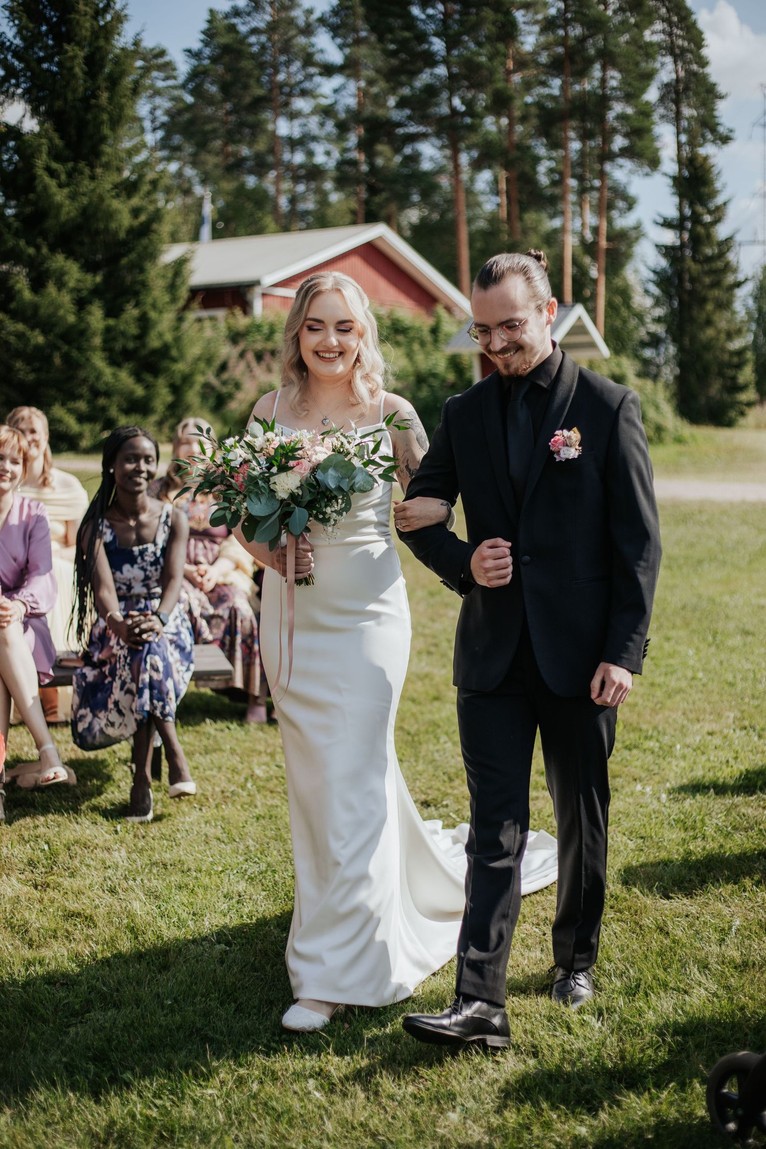 Hääkuvaus Oulu hääkuvaaja dokumentaarinen hääkuvaus roosakphotography roosa k photography  ulkovihkiminen häät mettäperän navetta
