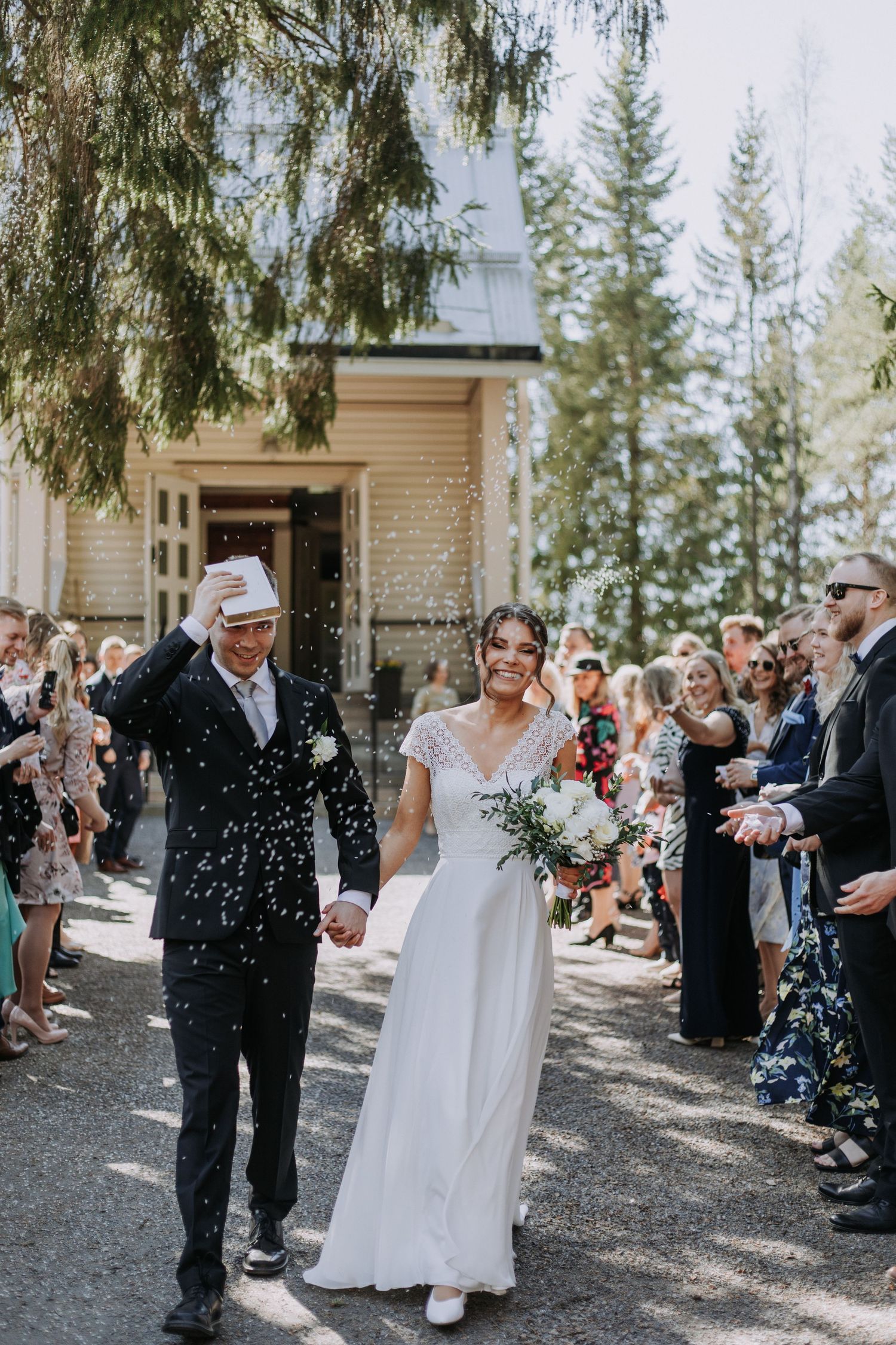 Hääkuvaaja Oulussa. Romanttista ja luonnollista hääkuvausta aidoista hetkistä ja tunteista.