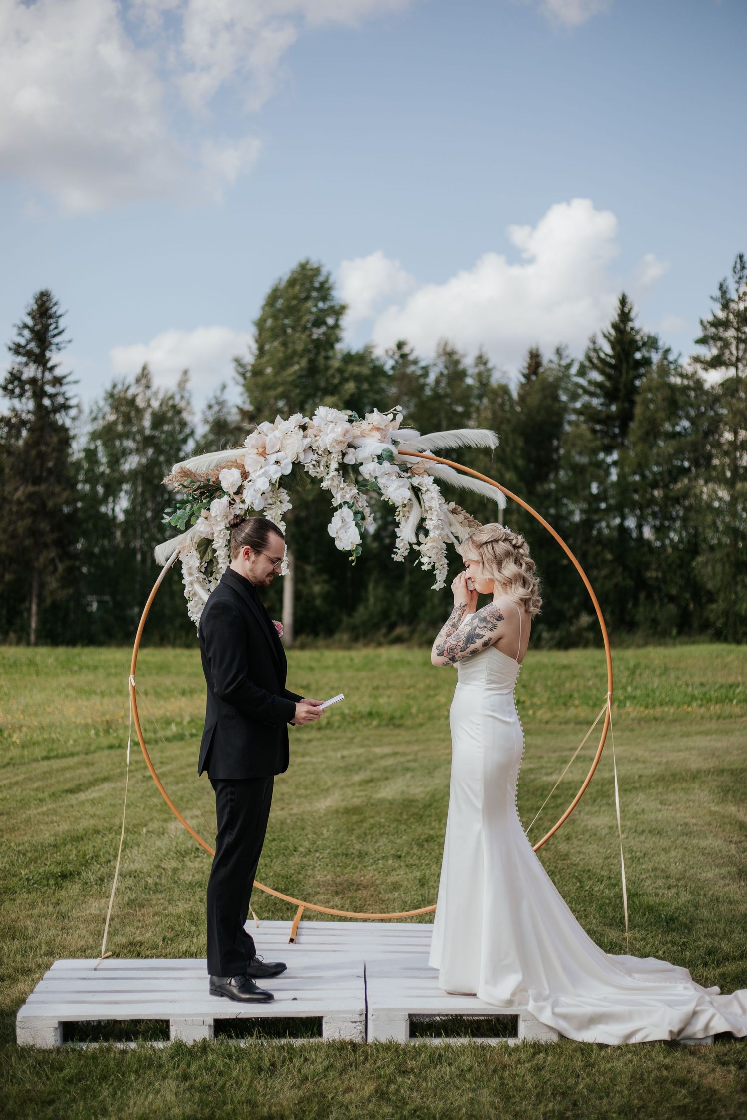 Hääkuvaus Oulu hääkuvaaja dokumentaarinen hääkuvaus roosakphotography roosa k photography  ulkovihkiminen häät mettäperän navetta