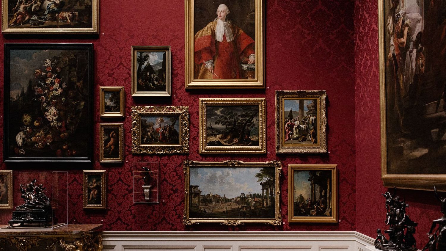 Tavelvägg i barock-stil.