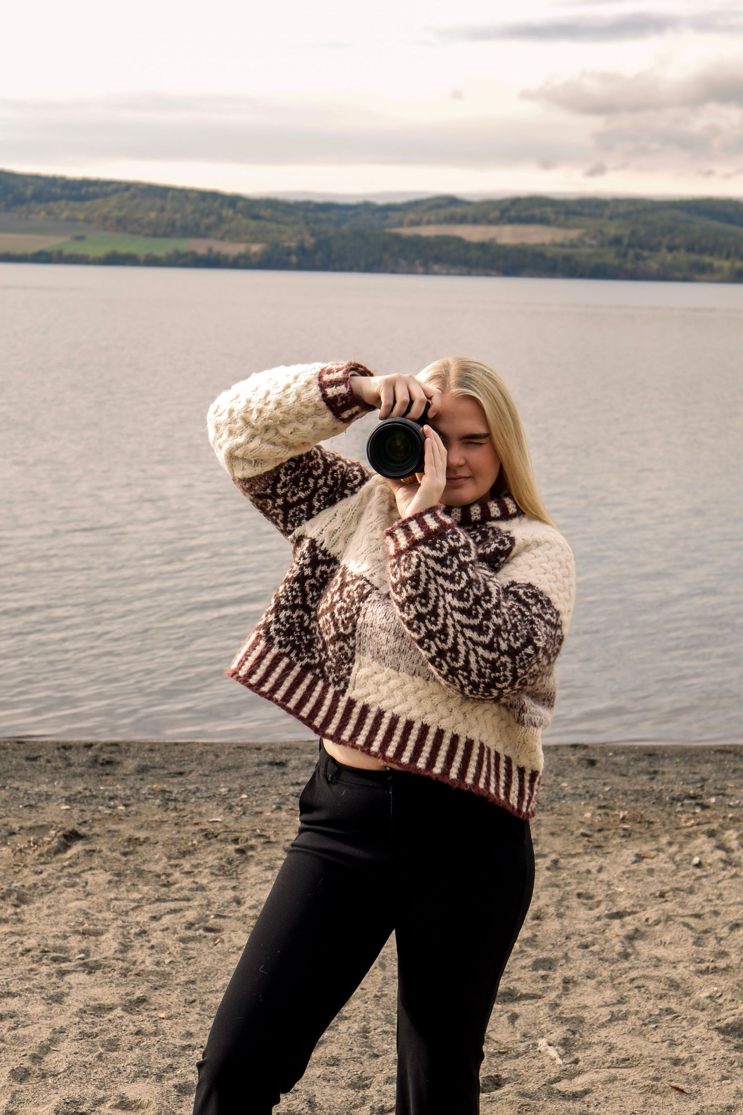 Fotograf Amalie fra Photo by Rime fotografert med Canon-kamera utendørs ved vannet.