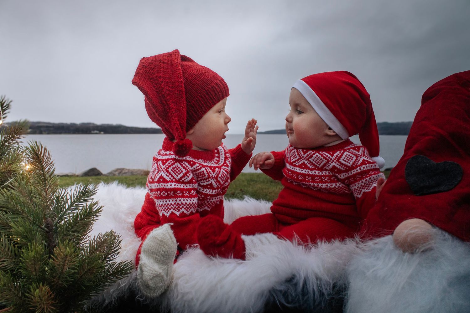 To babyer i juleantrekk under julefotografering utendørs i Ringsaker.