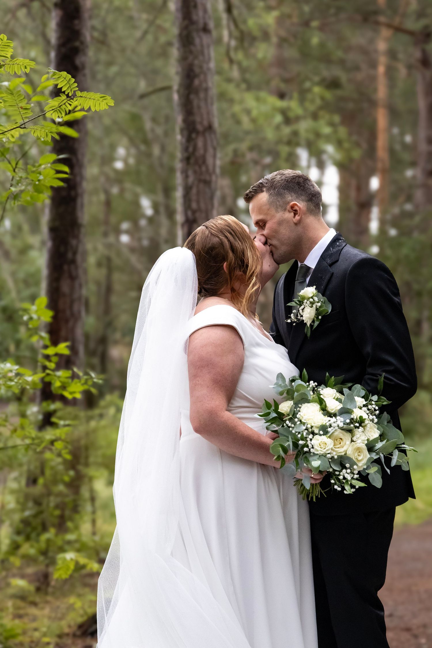 Brudepar fotografert i skogen under bryllupsfotografering i Ringsaker.