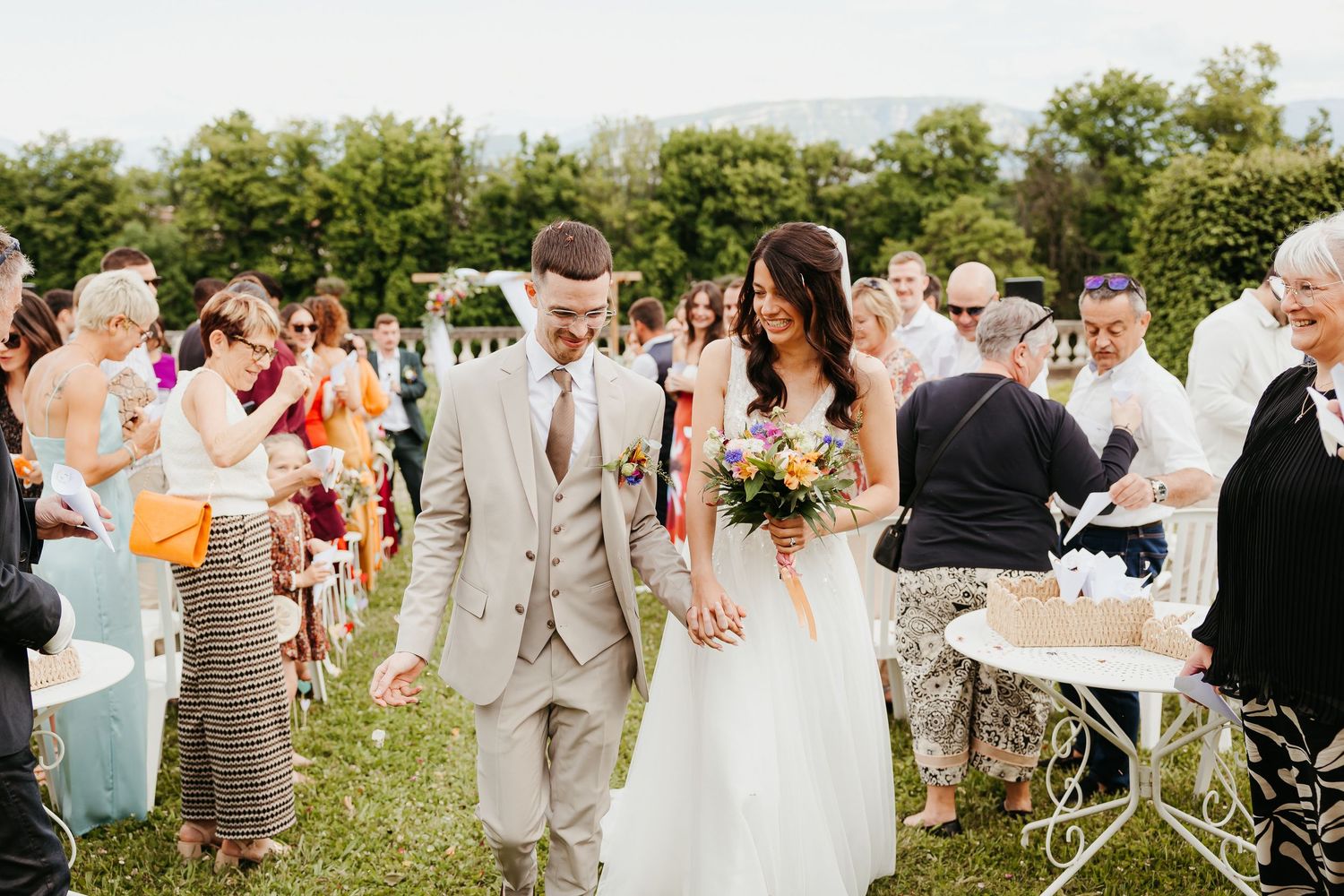 Sortie des mariés de la cérémonie laïque - photographe mariage Genève