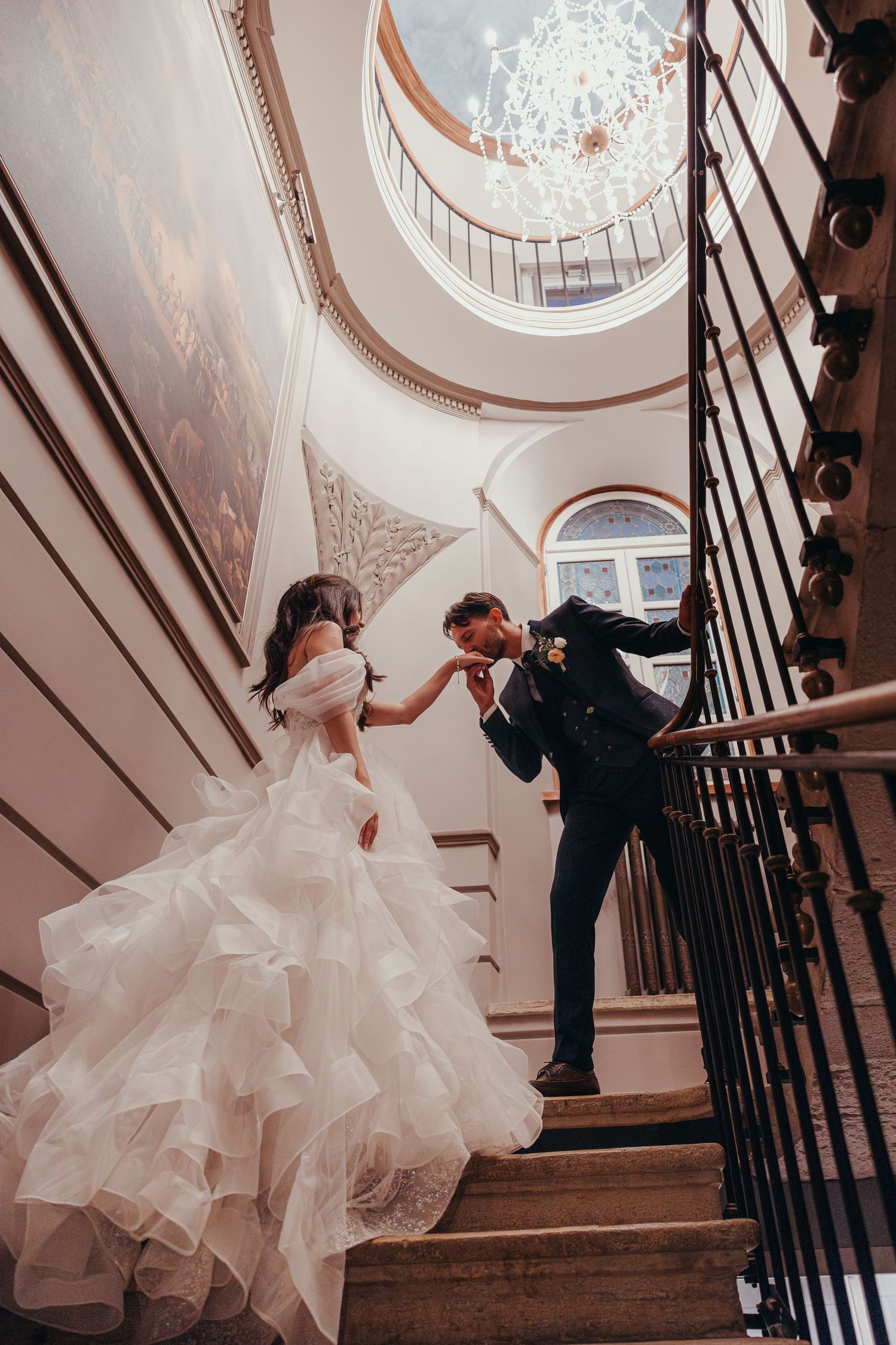 Photographe mariage Genève, joli couple et bisou sur la main