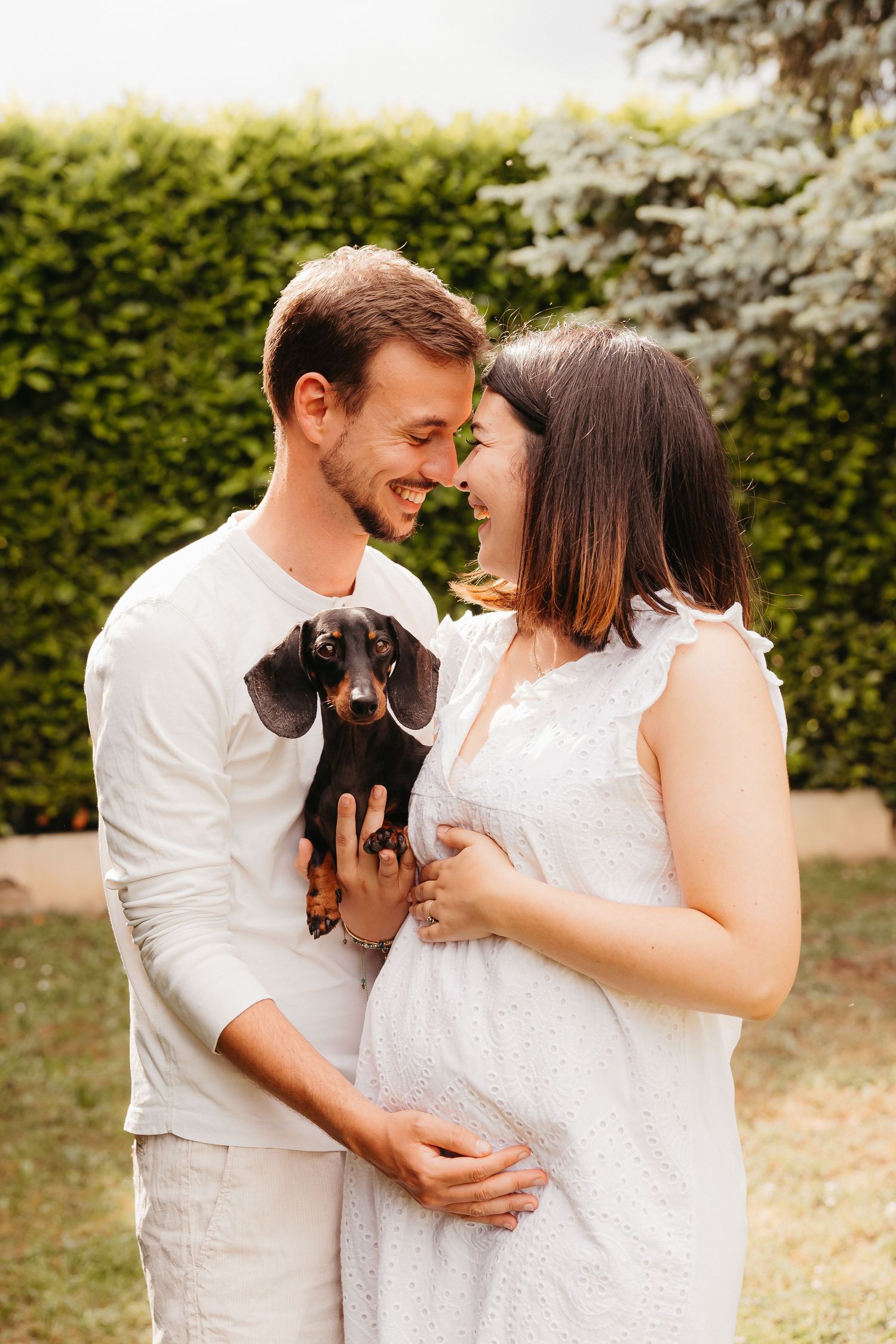 Photo de couple avec chien pour annoncer sa grossesse en shooting photo