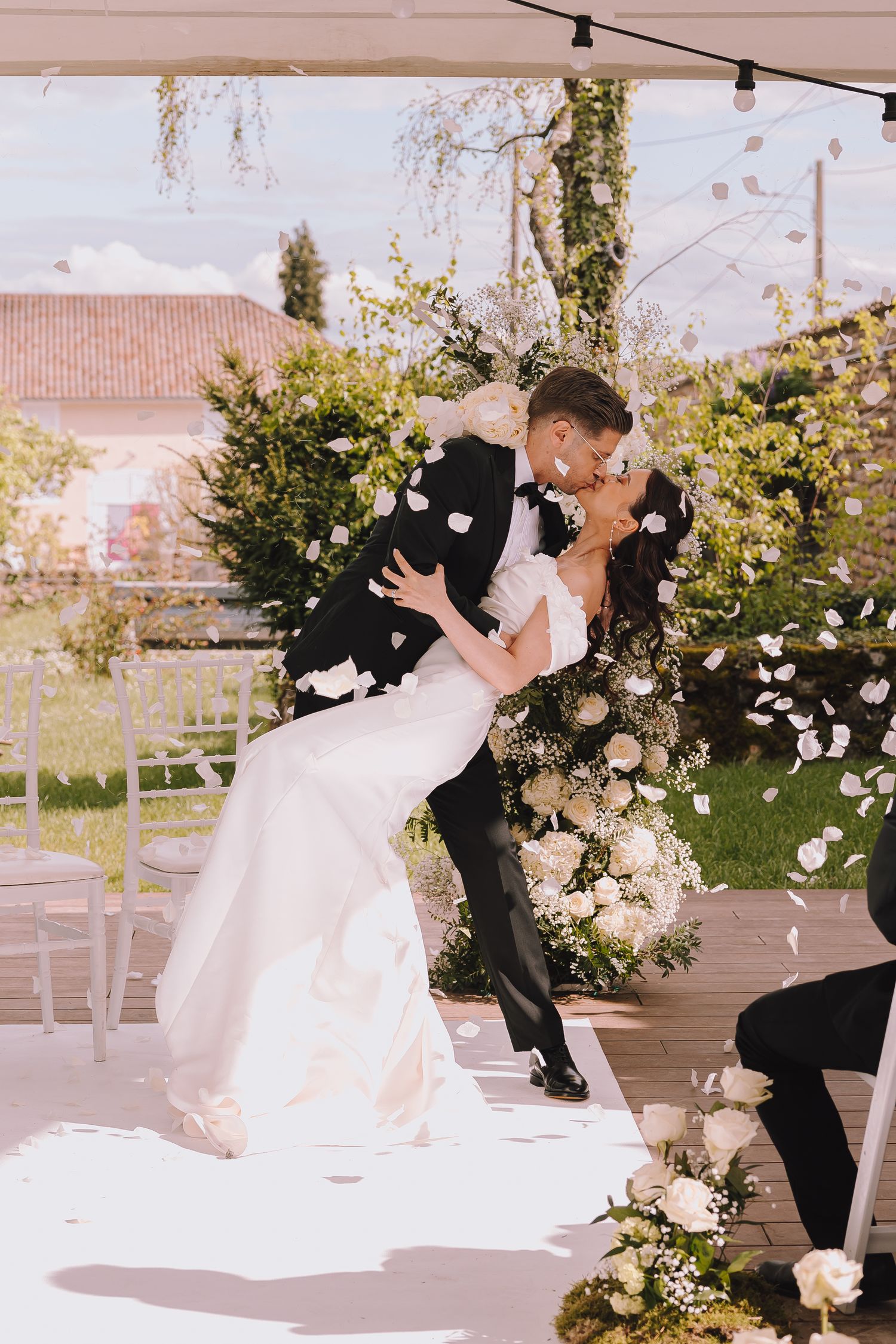Bisou romantique à la cérémonie laïque - photographe mariage Genève