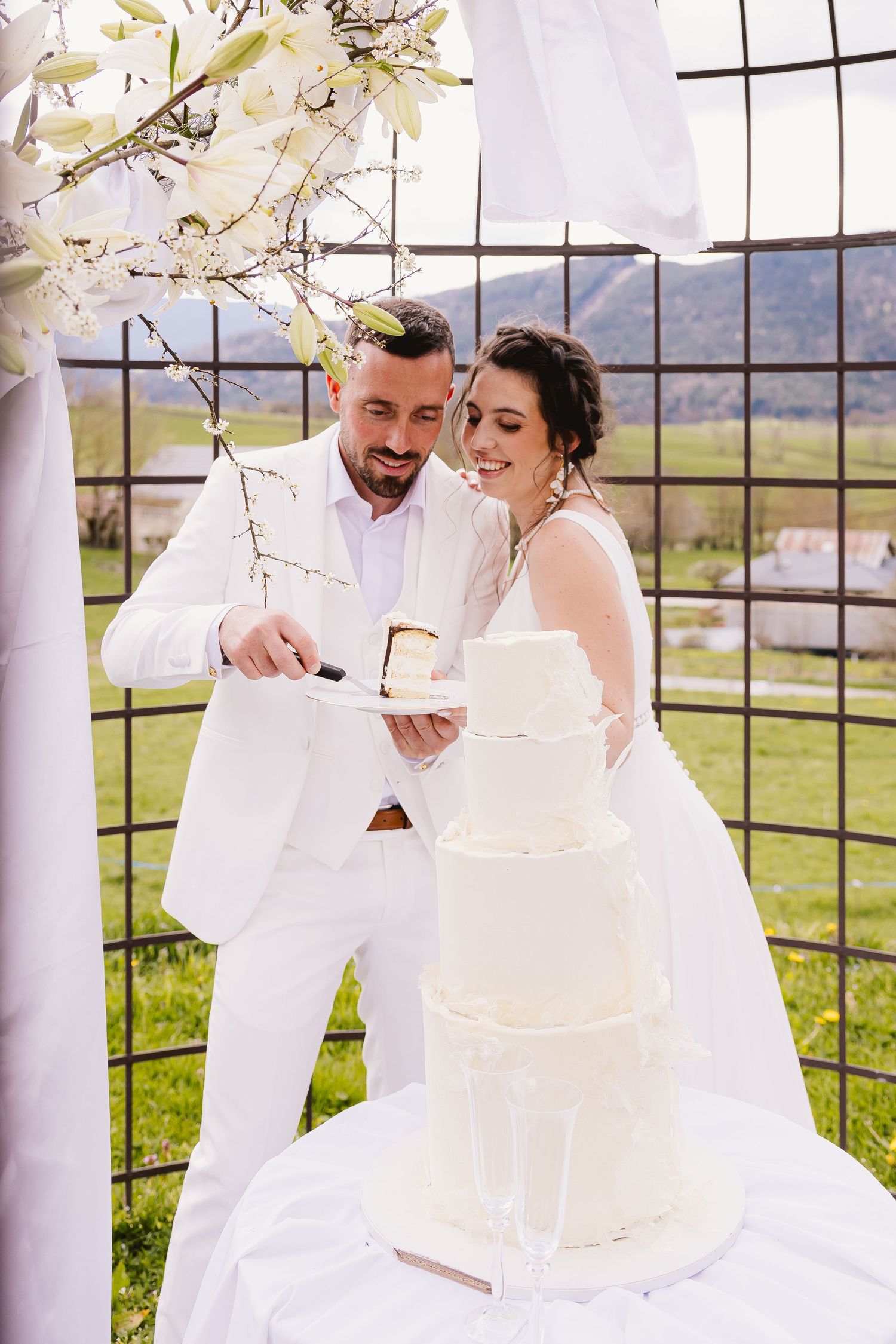 Les mariés coupent leur gâteau en tant que mari et femme