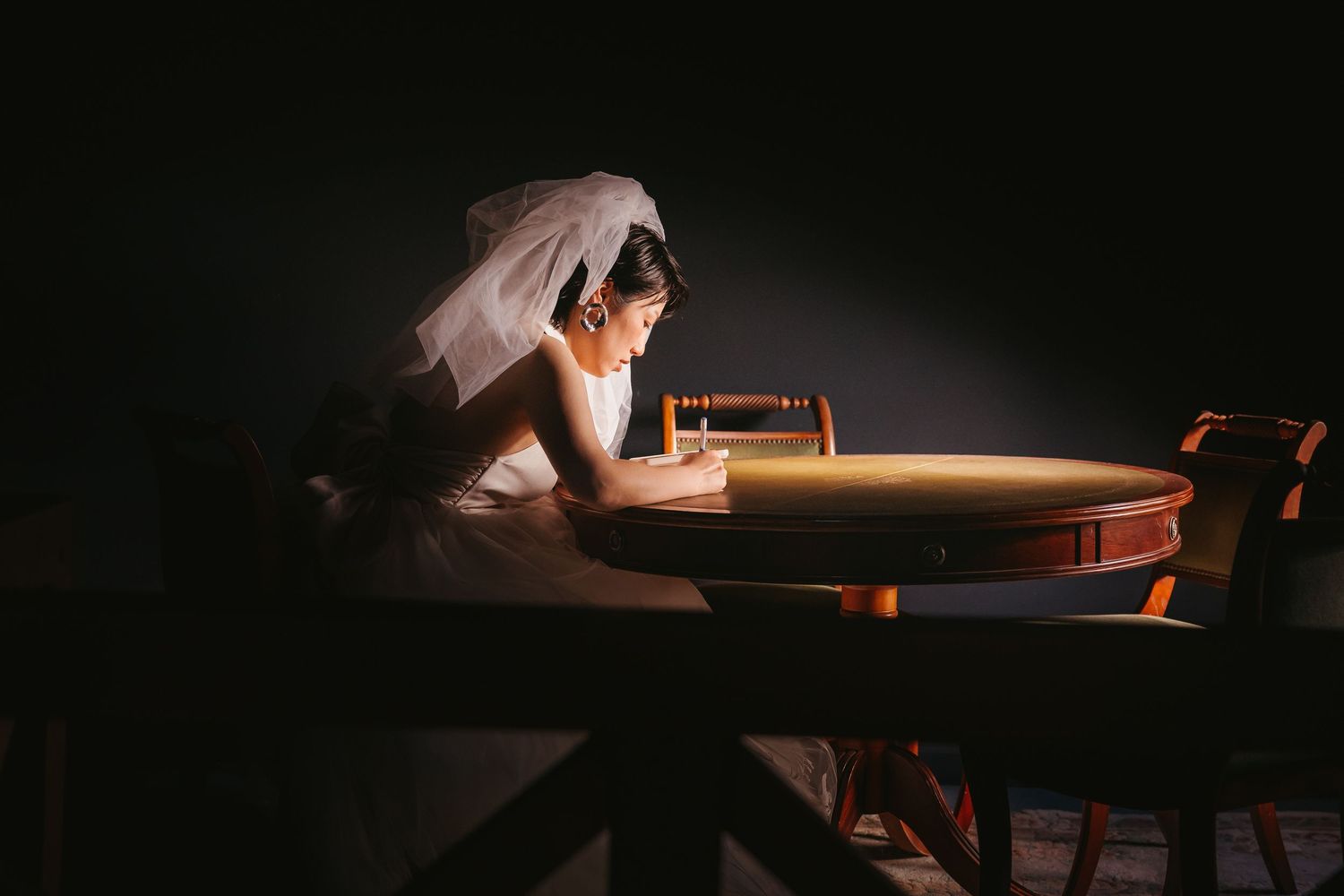 La mariée finie d'écrire ses voeux quelques minutes avant la cérémonie. Photographe mariage à Genève