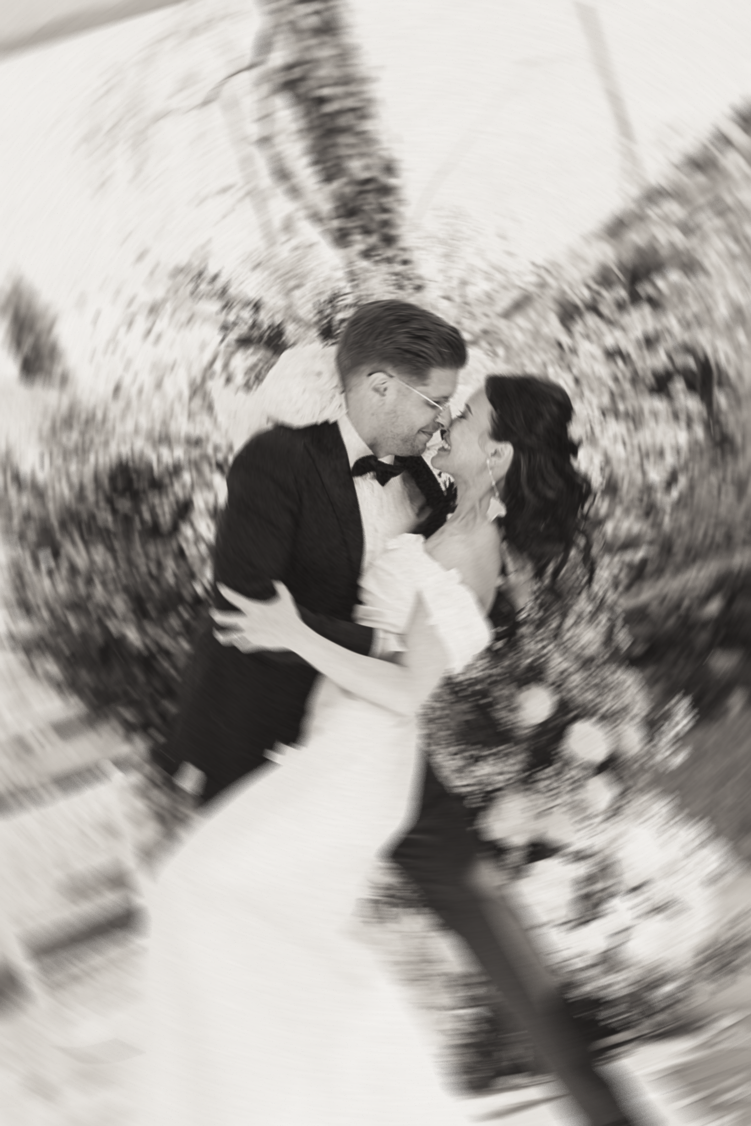 Bisou de fin de cérémonie de mariage en noir et blanc