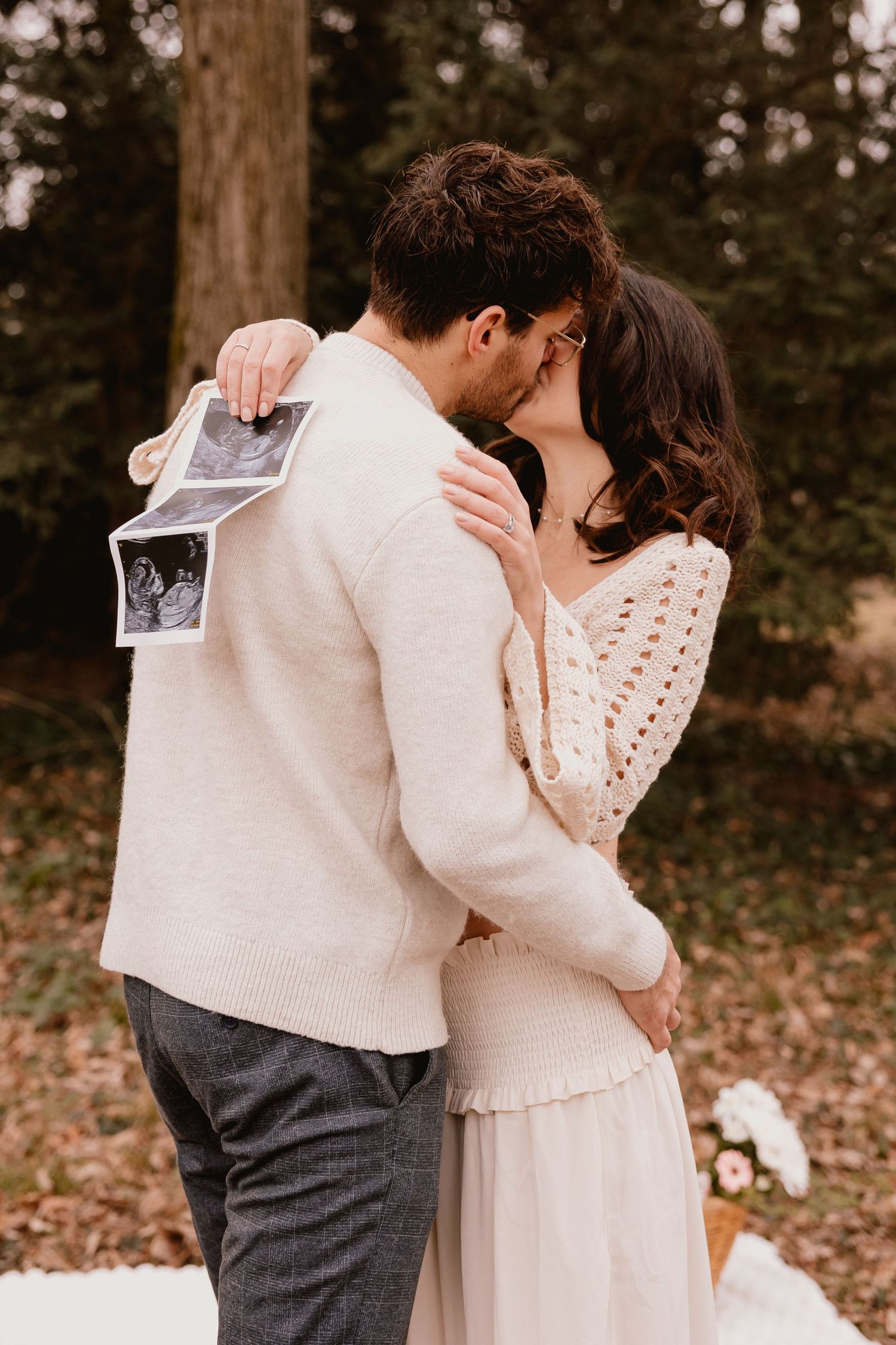 Photo de couple avec une échographie dans les mains pour annoncer sa grossesse