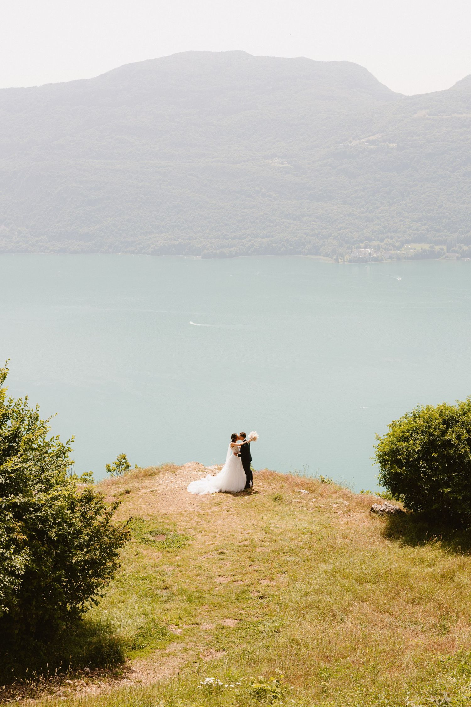 Séance photo des mariés vue sur le lac d'Aix les bains