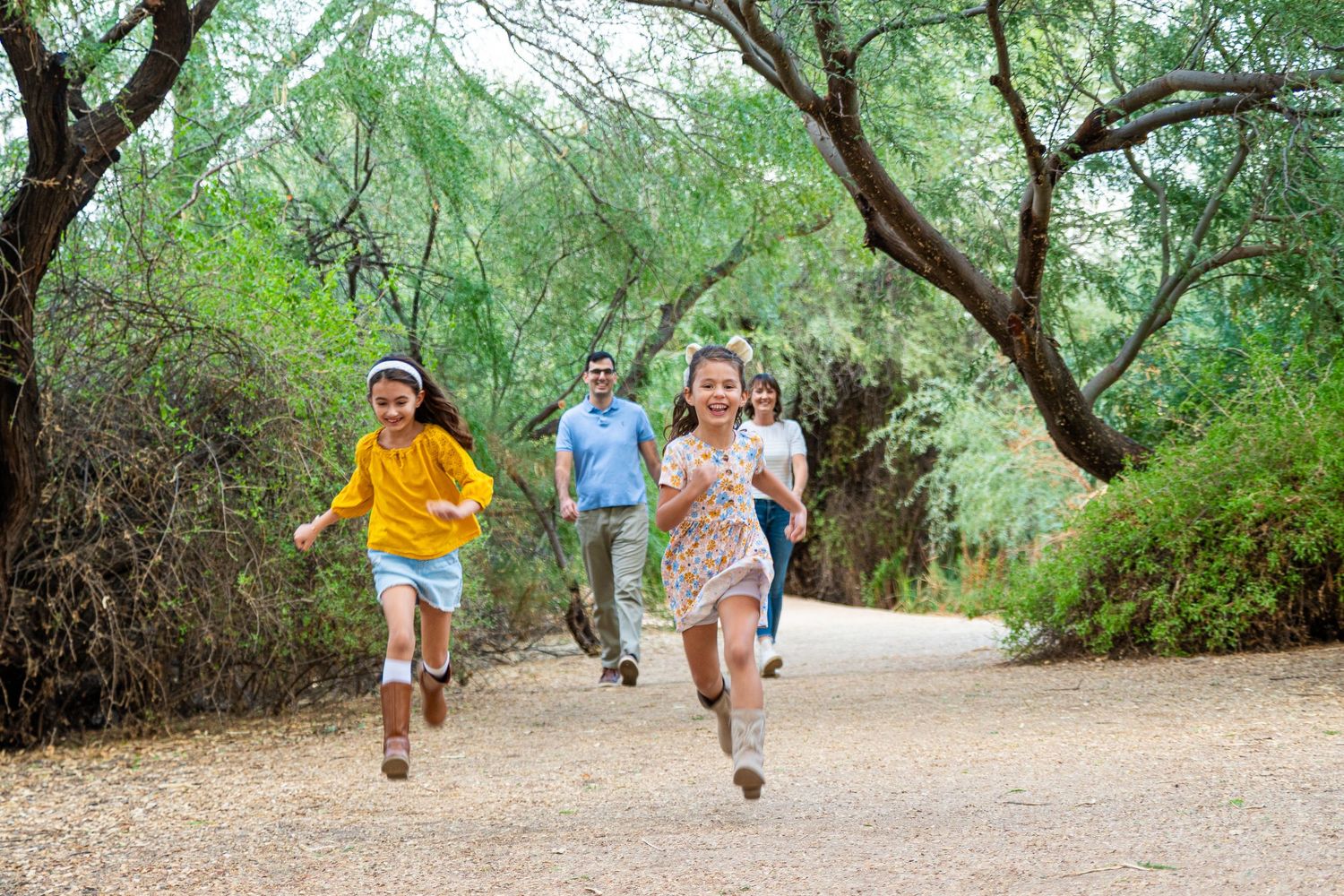 Moon Valley family portrait photographer - children running on outdoor nature path in Phoenix AZ