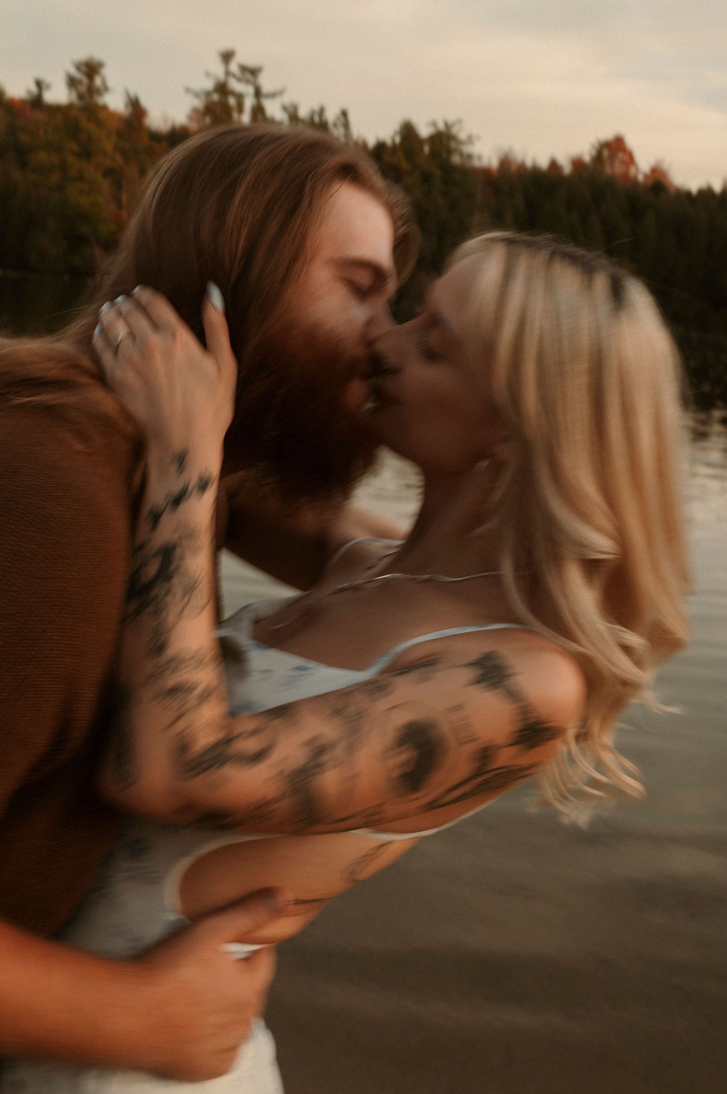 couple kissing by the water, motion blur