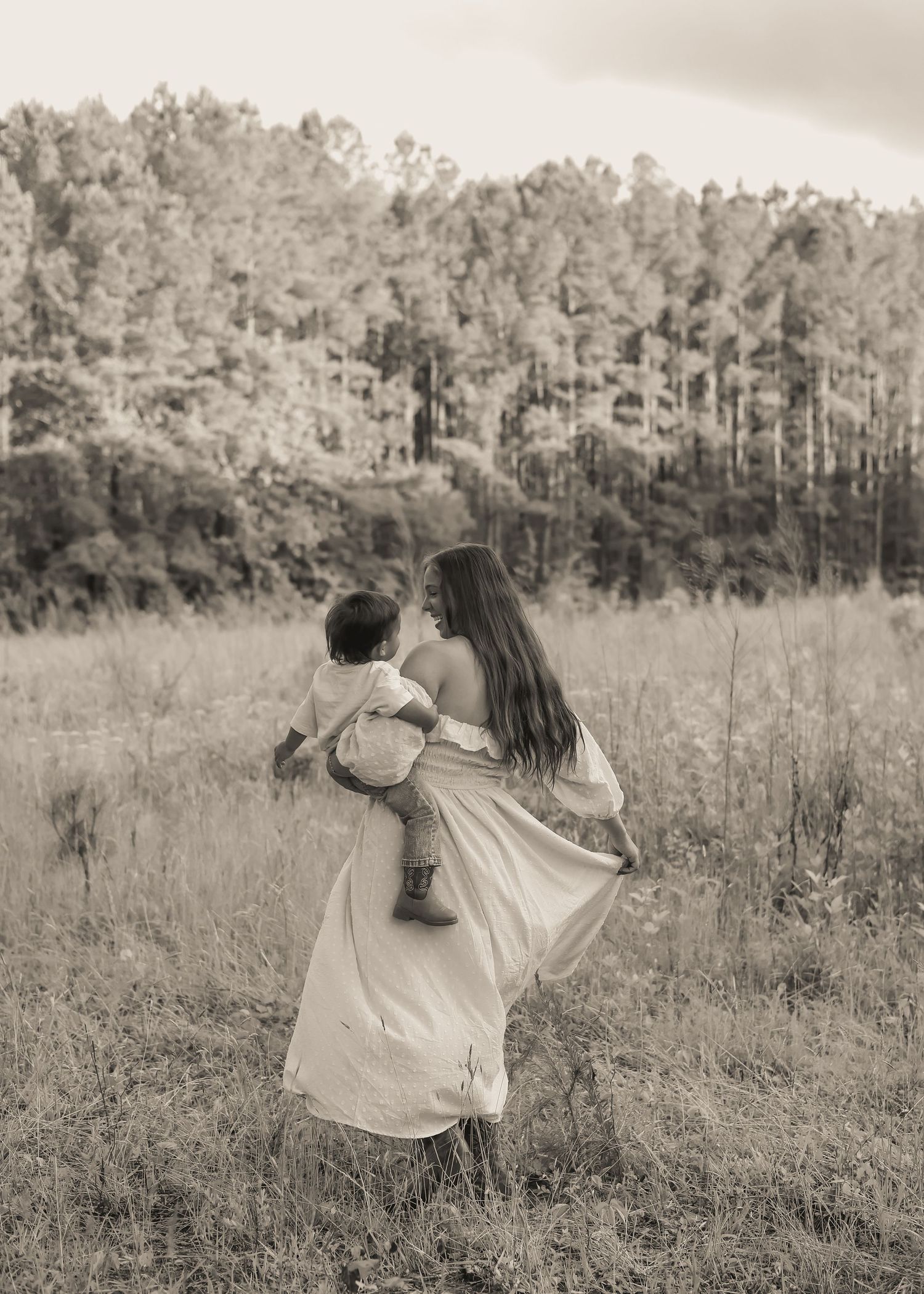 dreamy family photos, dreamy mommy and me photos. outdoors, country