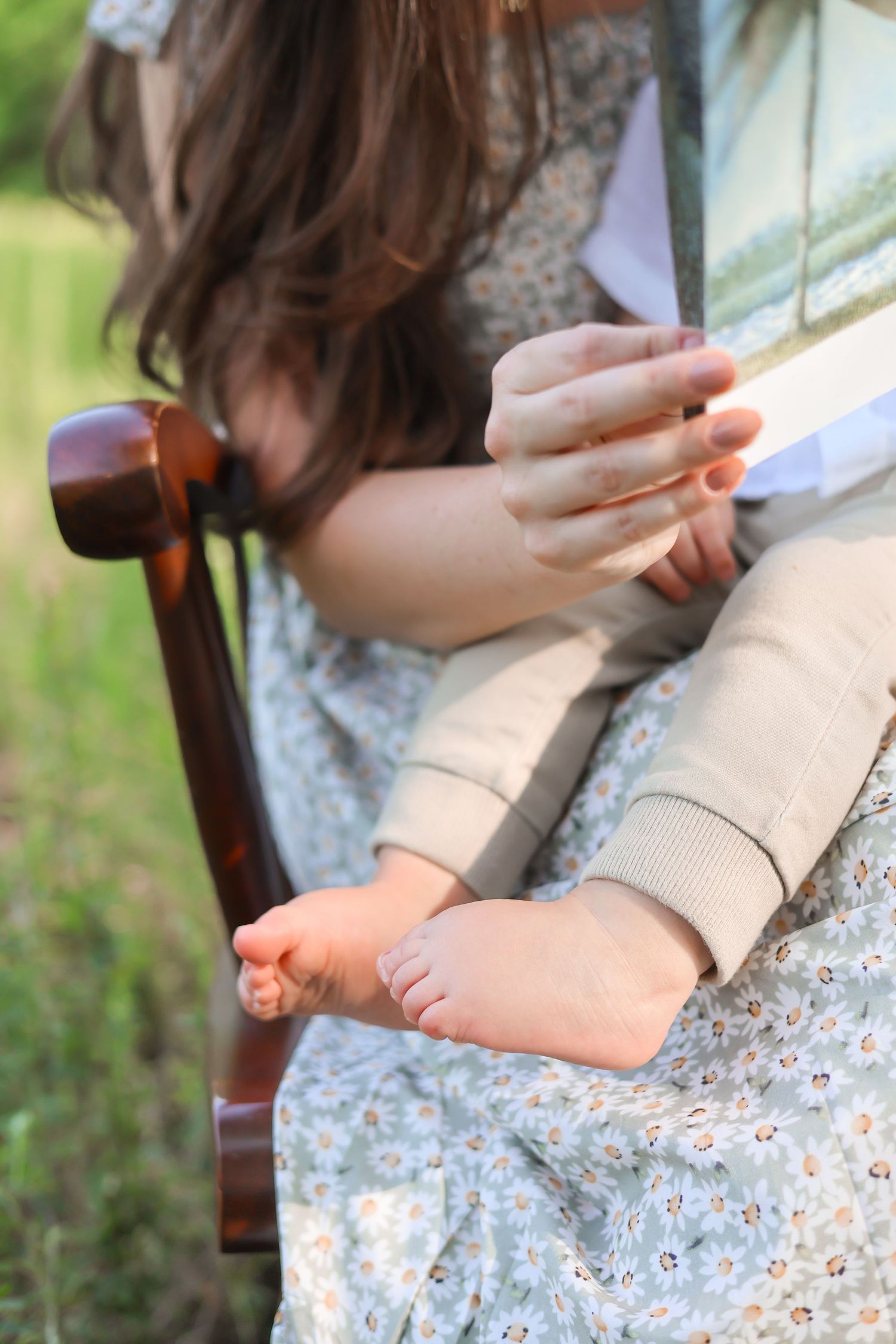 mommy and me photos, family pictures, little kid smiling, fun family pictures, whimsical, soft photos