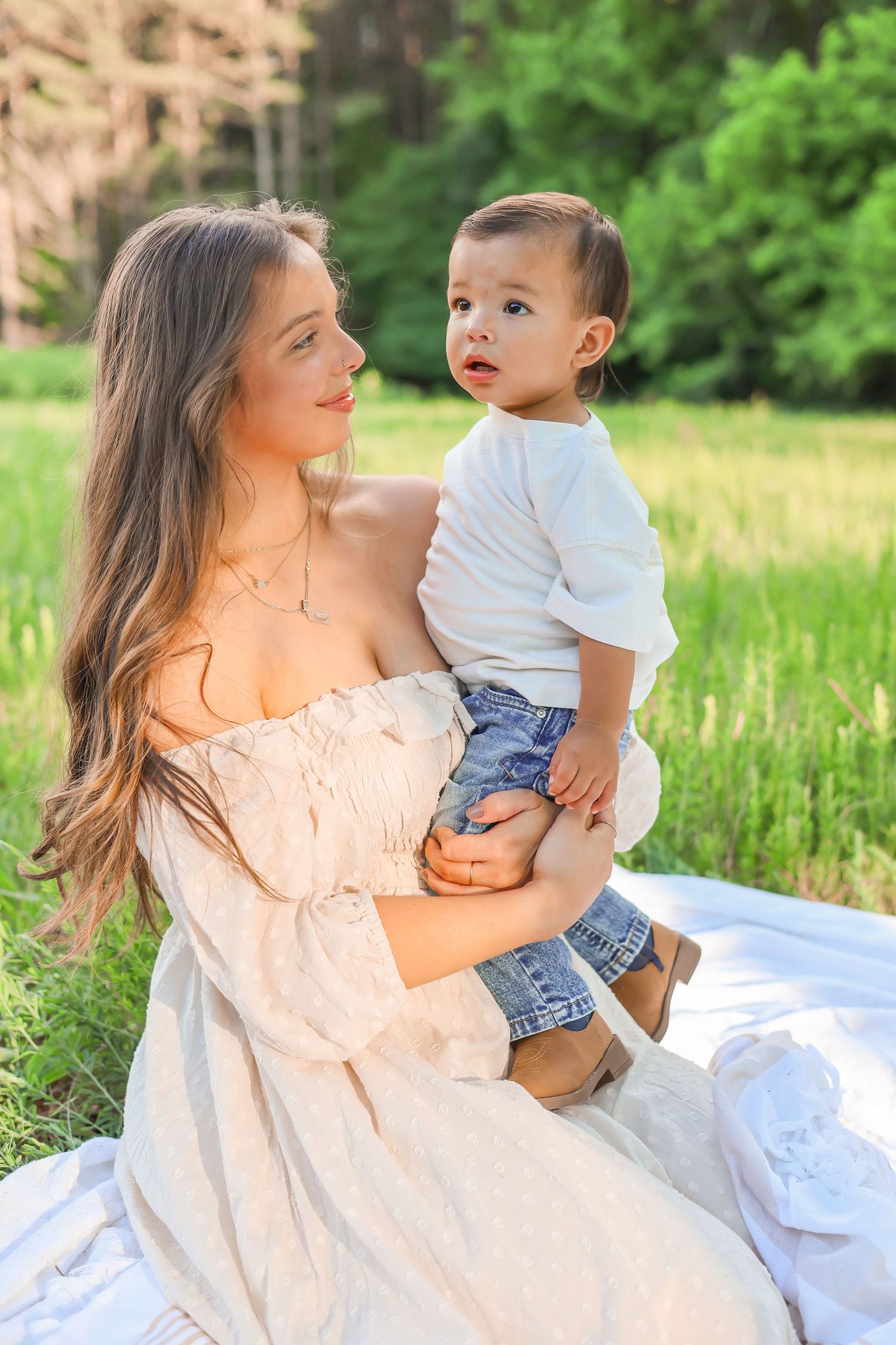 mommy and me photos, family pictures, little kid smiling, fun family pictures, whimsical, soft photos