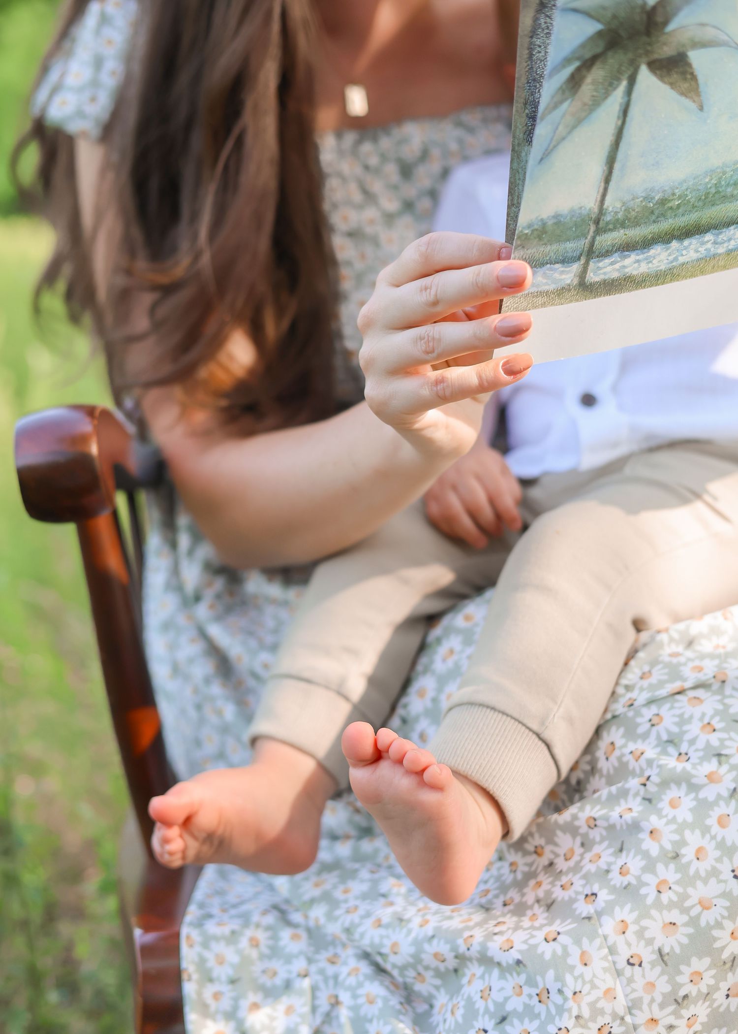 dreamy family photos, dreamy mommy and me photos. outdoors family pictures