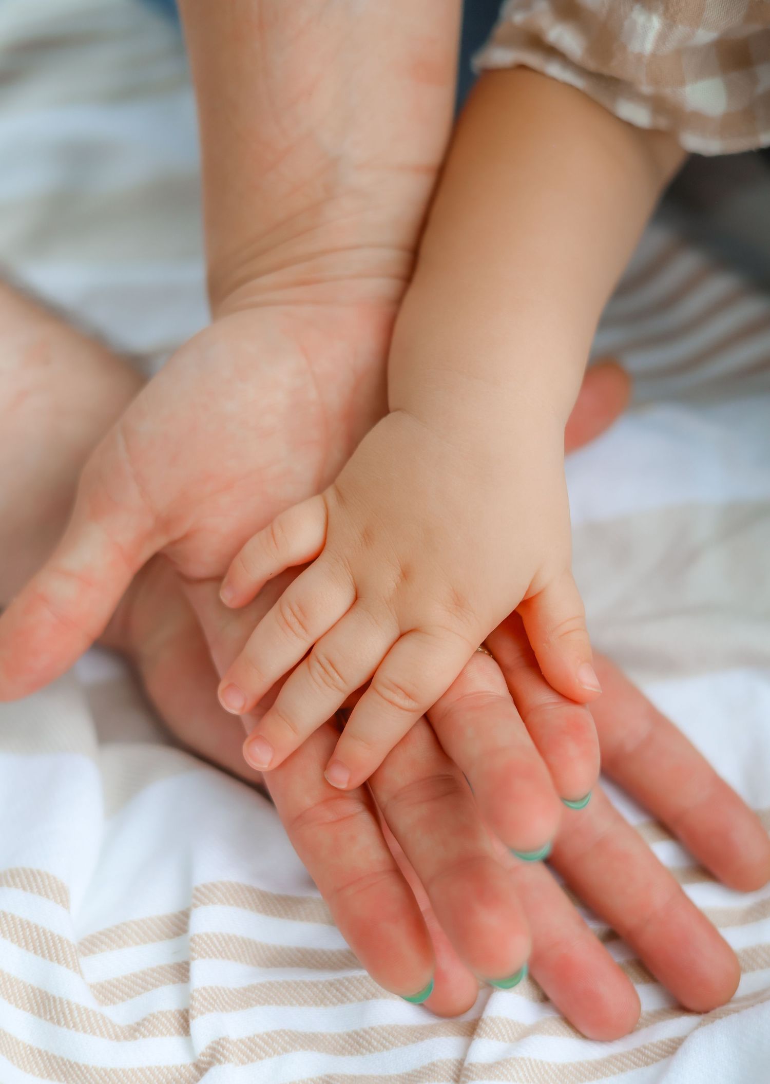 details, photo of hands, children, sweet moments family photography