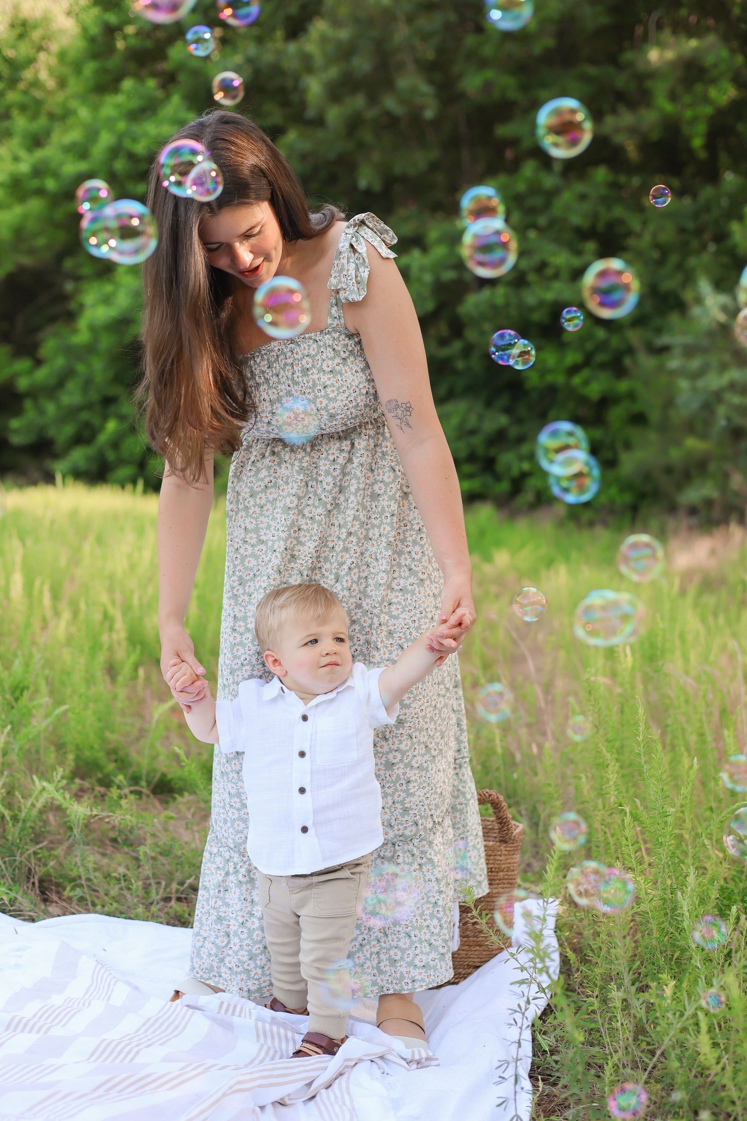 dreamy family photos, dreamy mommy and me photos. outdoors family pictures
