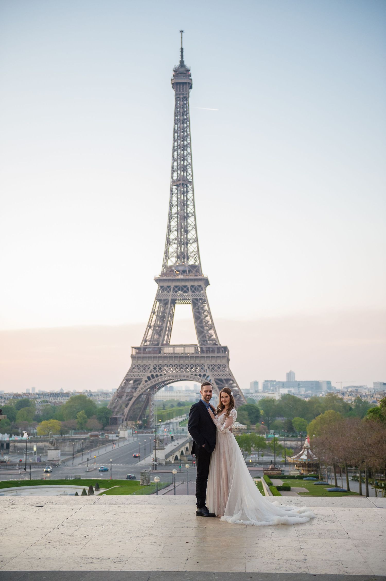 Wedding photo with Eiffel Tower backdrop during golden hour in Paris.