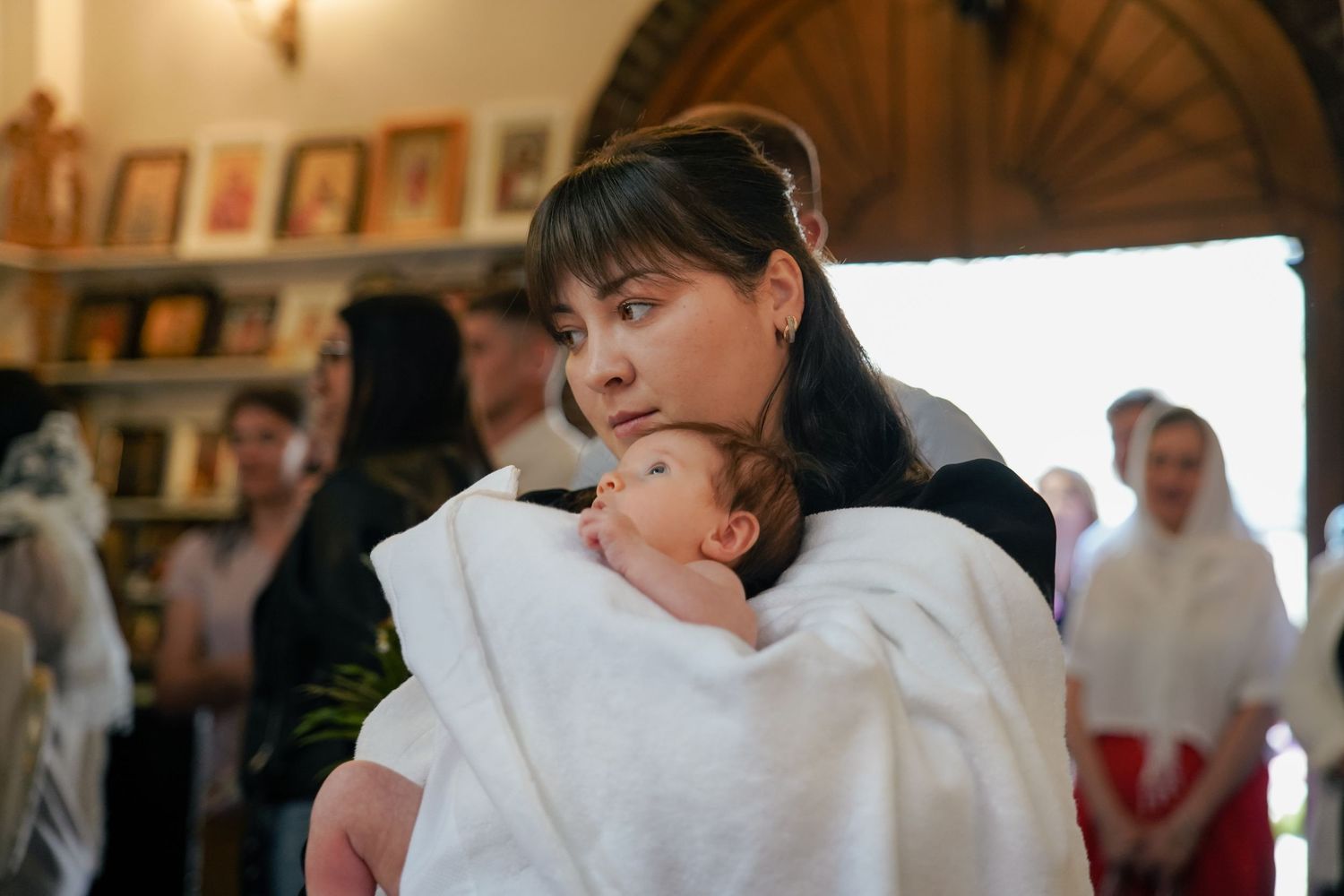 Une mère et son fils durant un baptême.