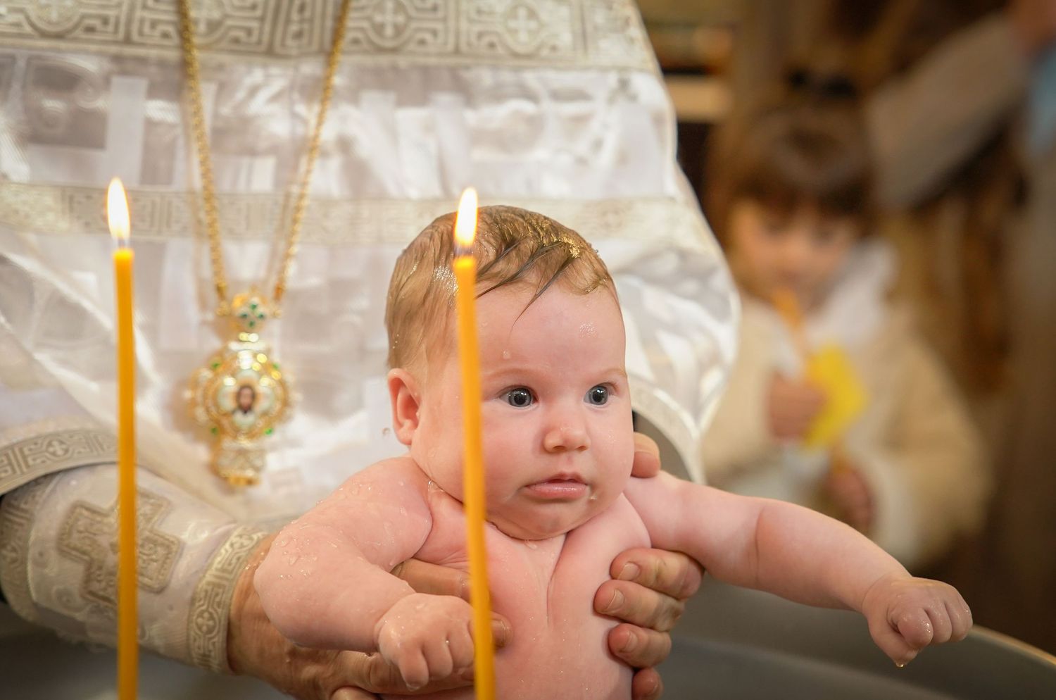 Un bébé se faisant baptiser.