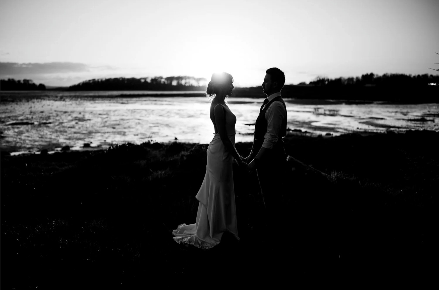Un couple, se regardant dans les yeux.